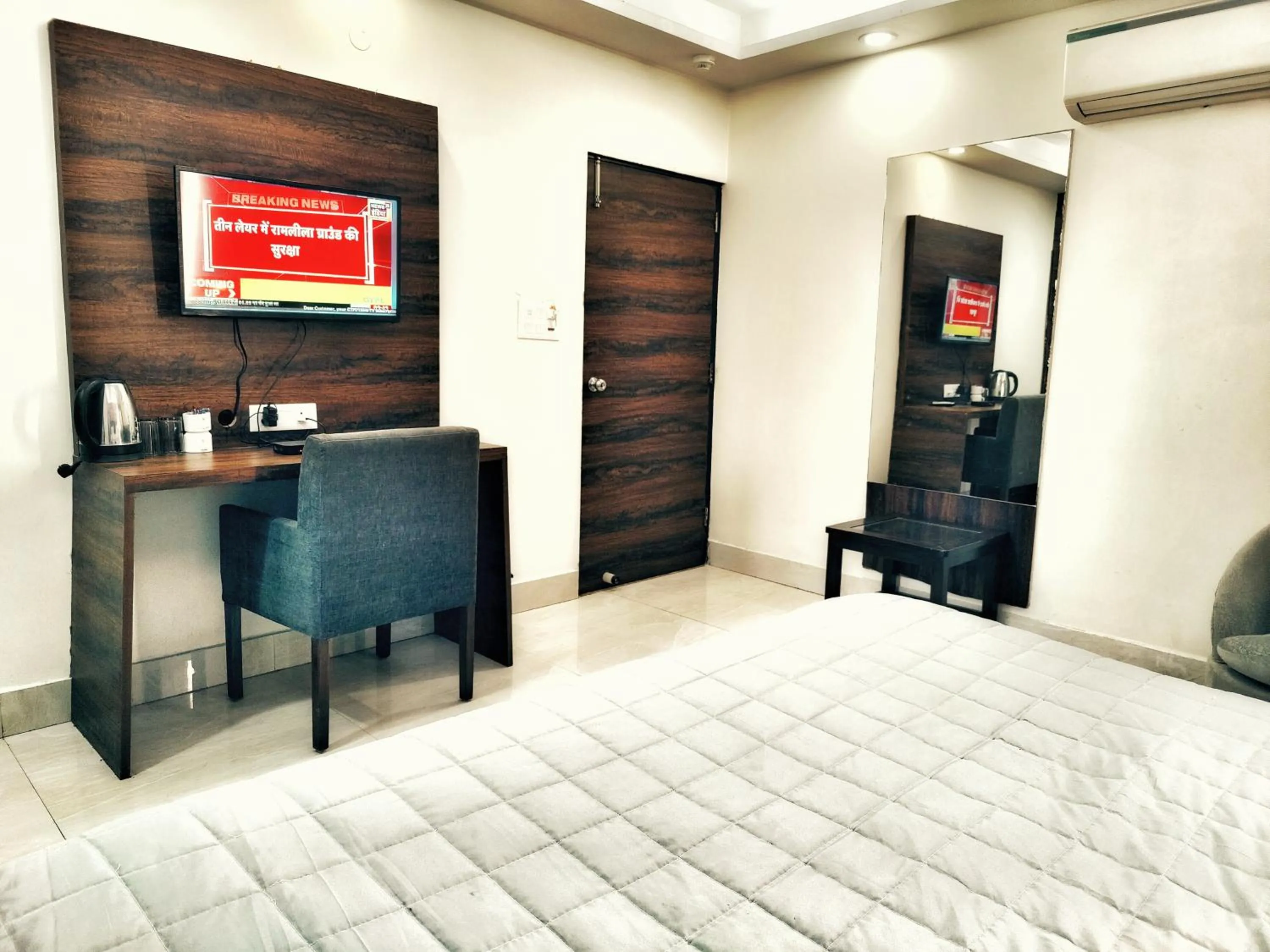 Seating area, Bed in Hotel Aerocity Purple Orchid