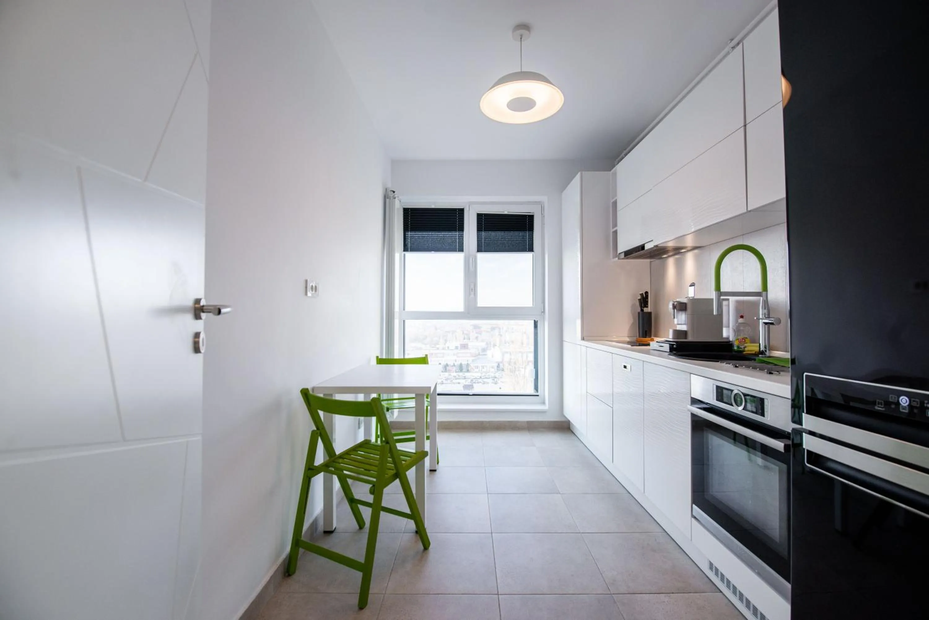 Kitchen or kitchenette in Luxury Westpark 2 Residence with Lake View