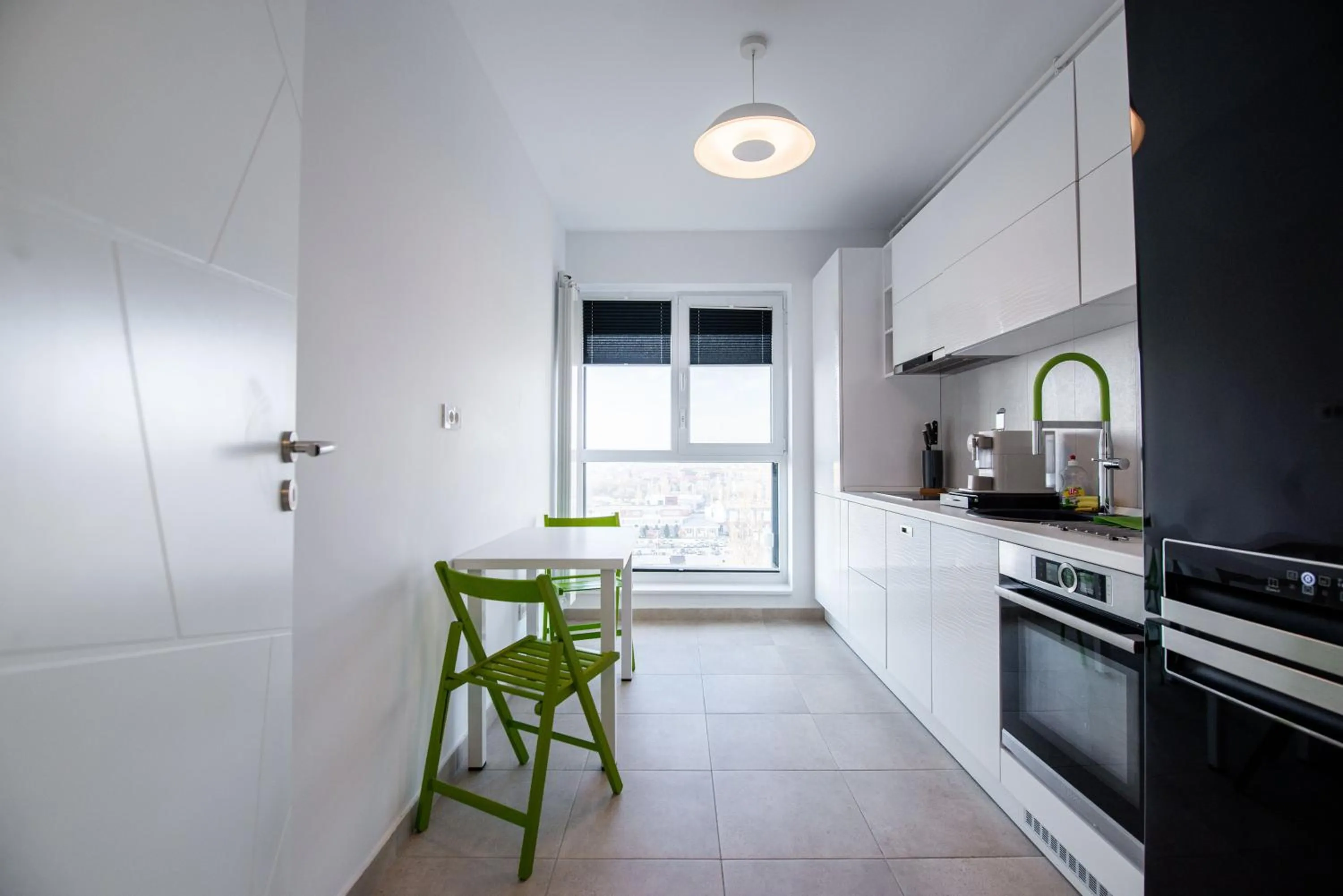 Kitchen or kitchenette in Luxury Westpark 2 Residence with Lake View