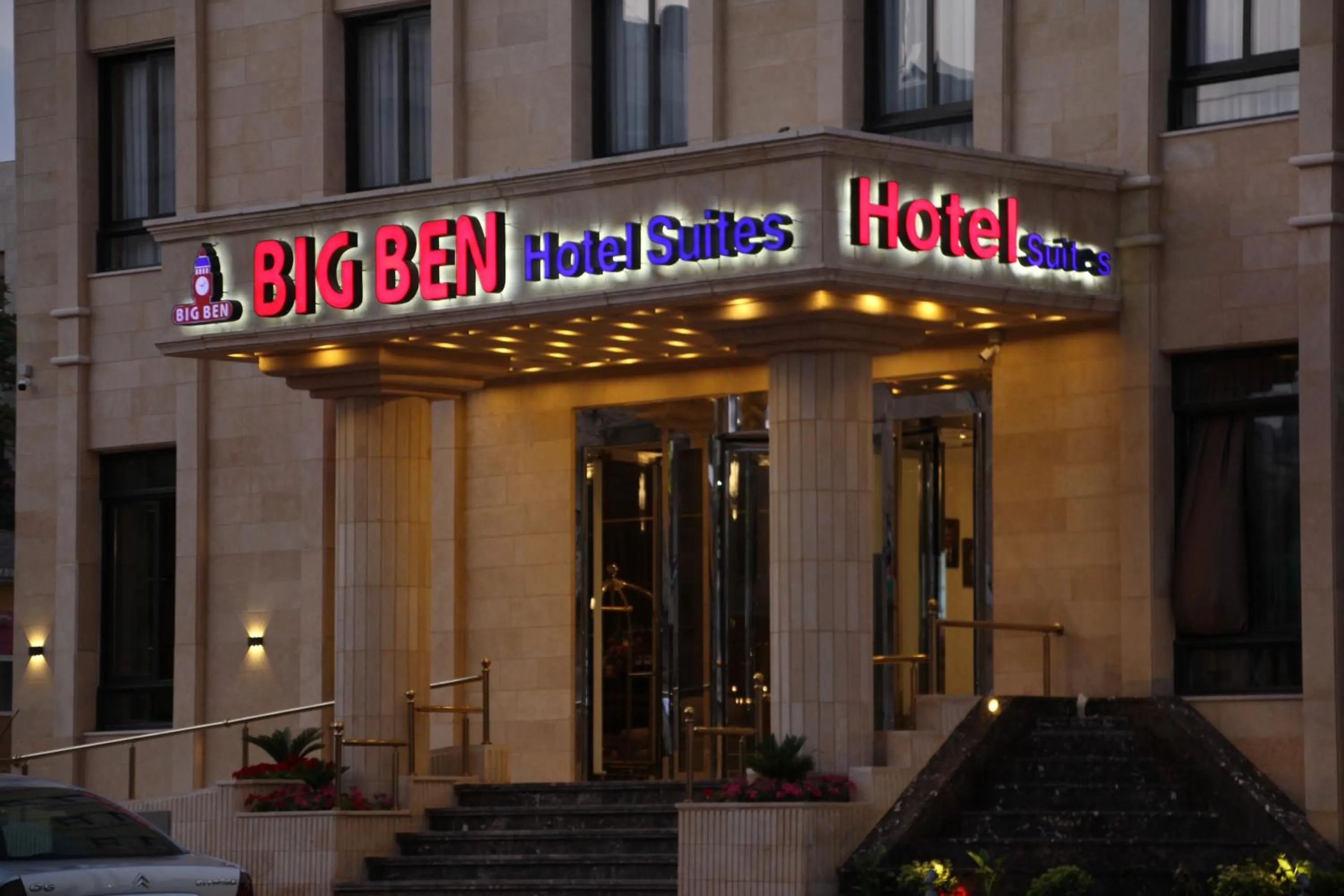 Property building in Big Ben Hotel Suites