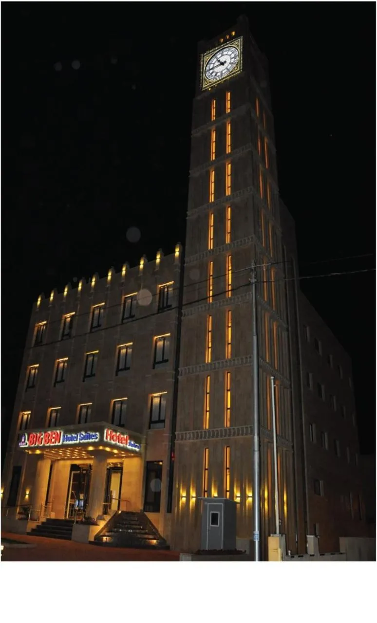 Property building in Big Ben Hotel Suites