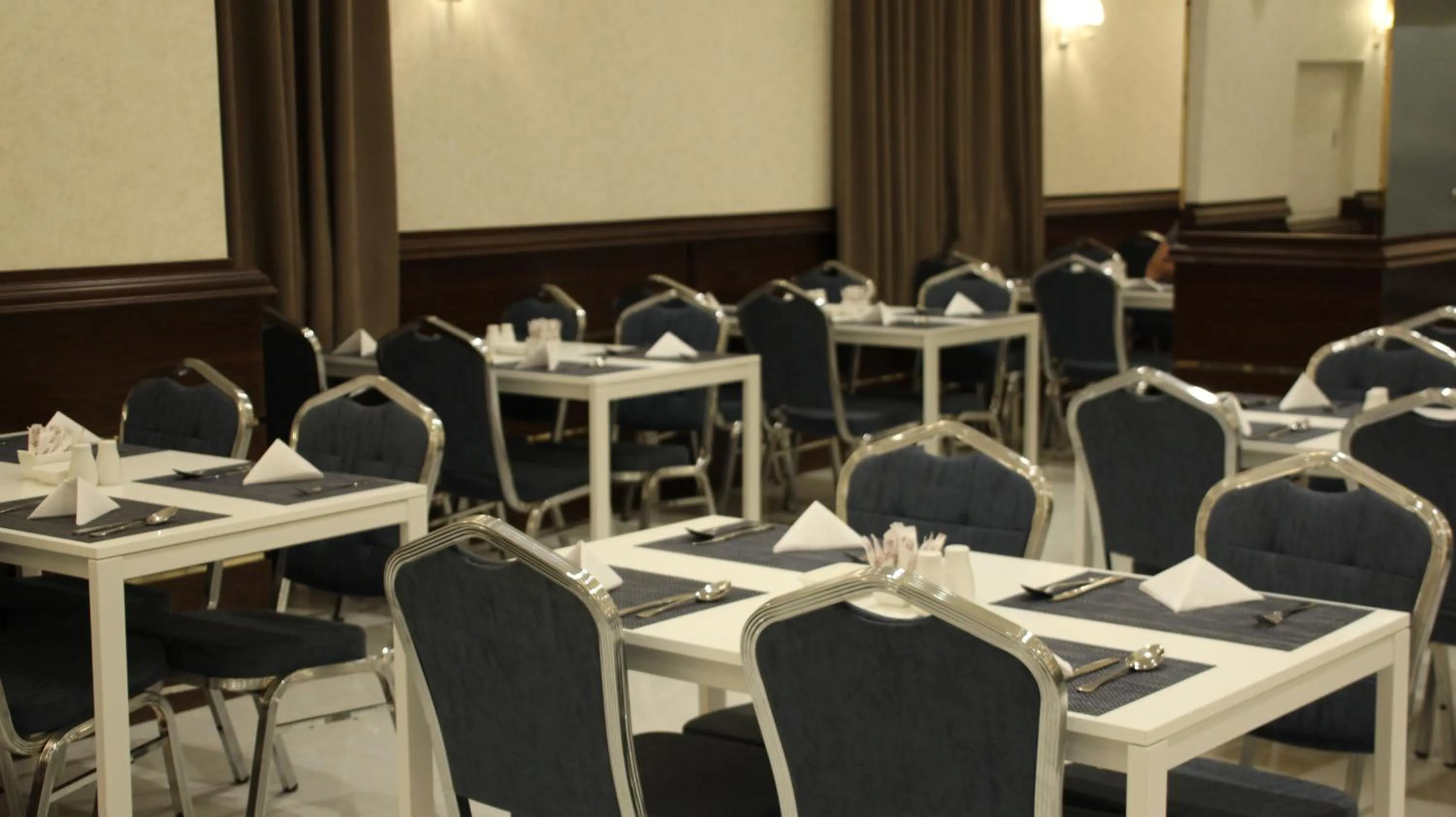 Restaurant/places to eat in Big Ben Hotel Suites