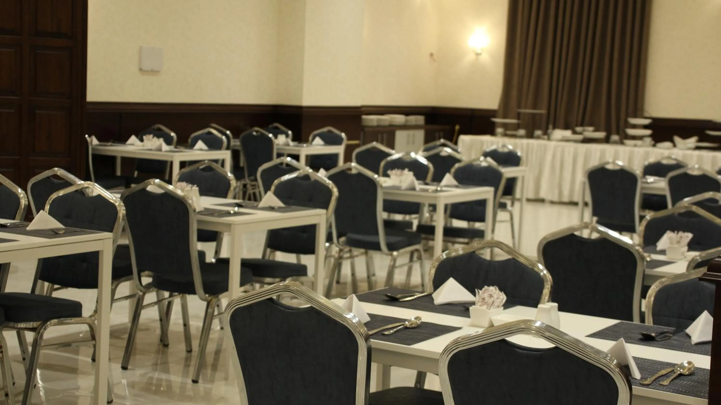 Restaurant/places to eat in Big Ben Hotel Suites