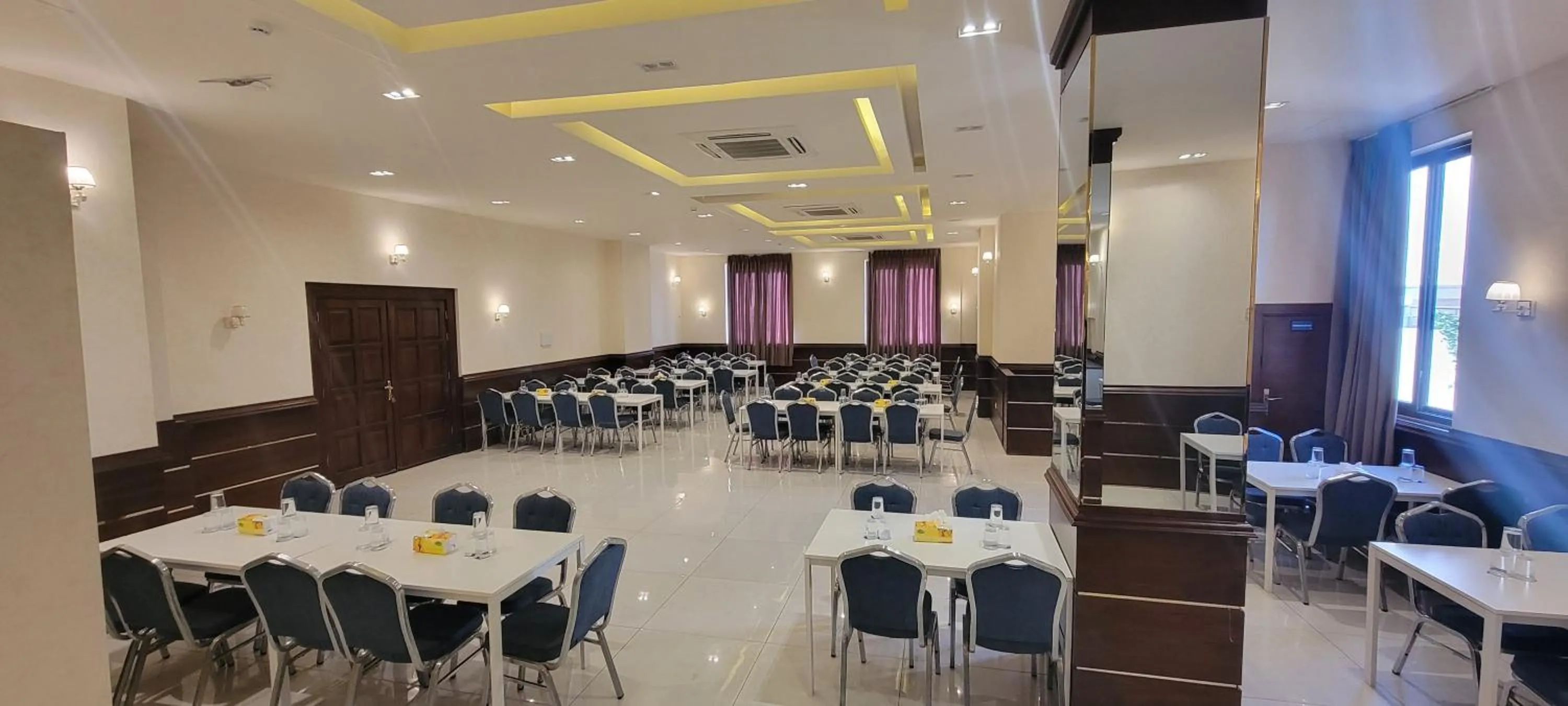 Restaurant/places to eat in Big Ben Hotel Suites