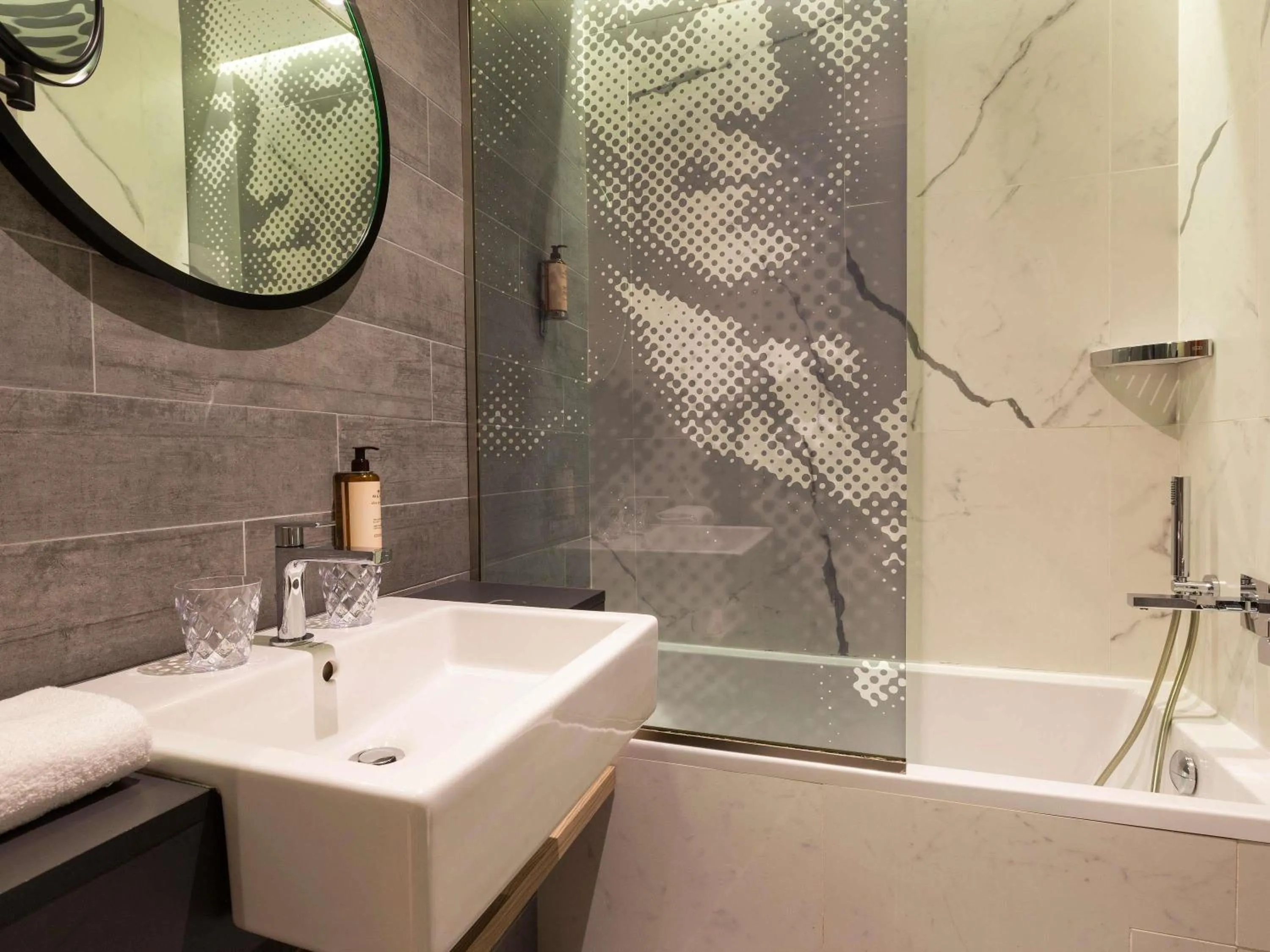 Bedroom in Mercure Paris Alesia