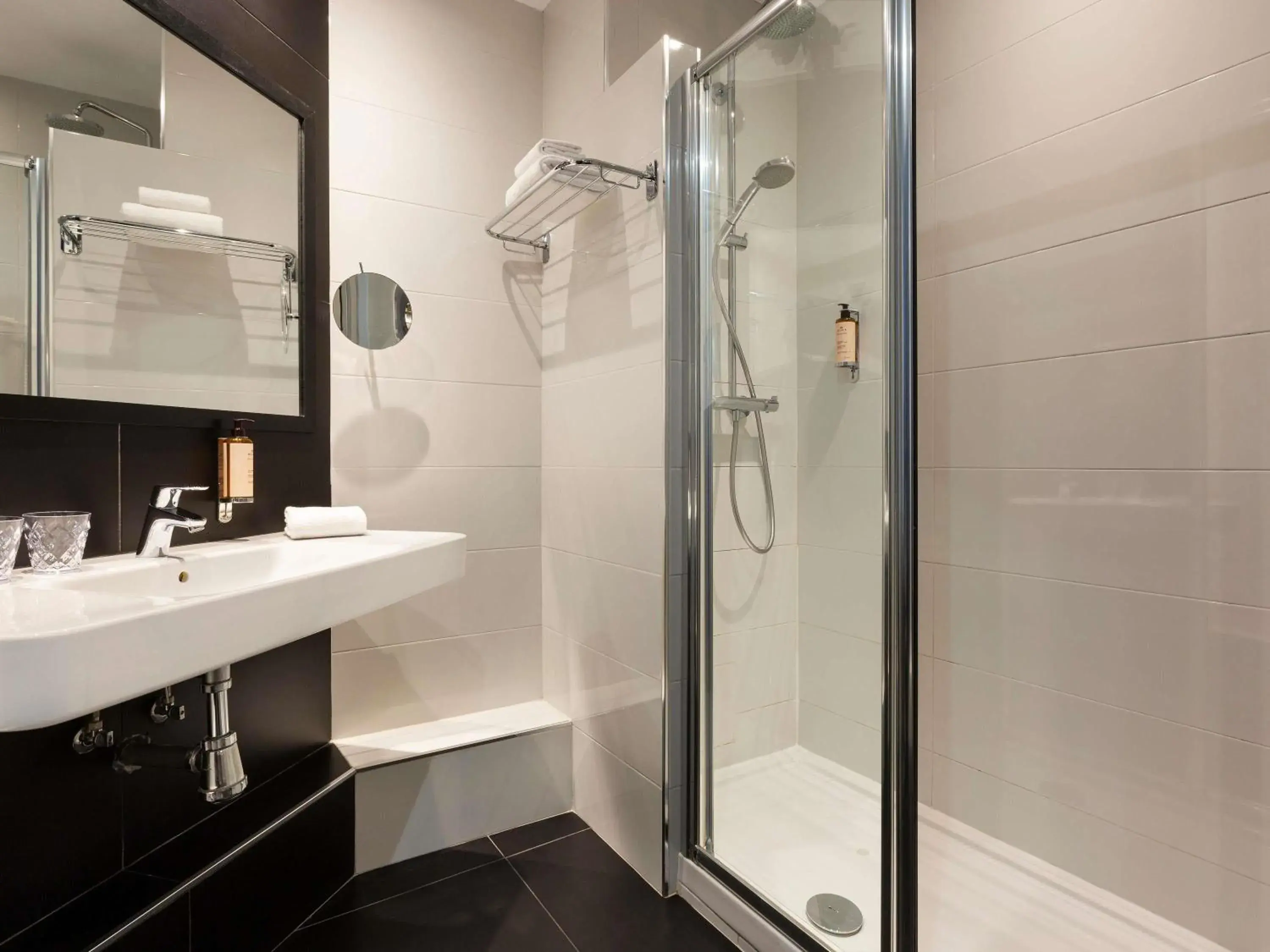 Bedroom in Mercure Paris Alesia Bedroom in Mercure Paris Alesia