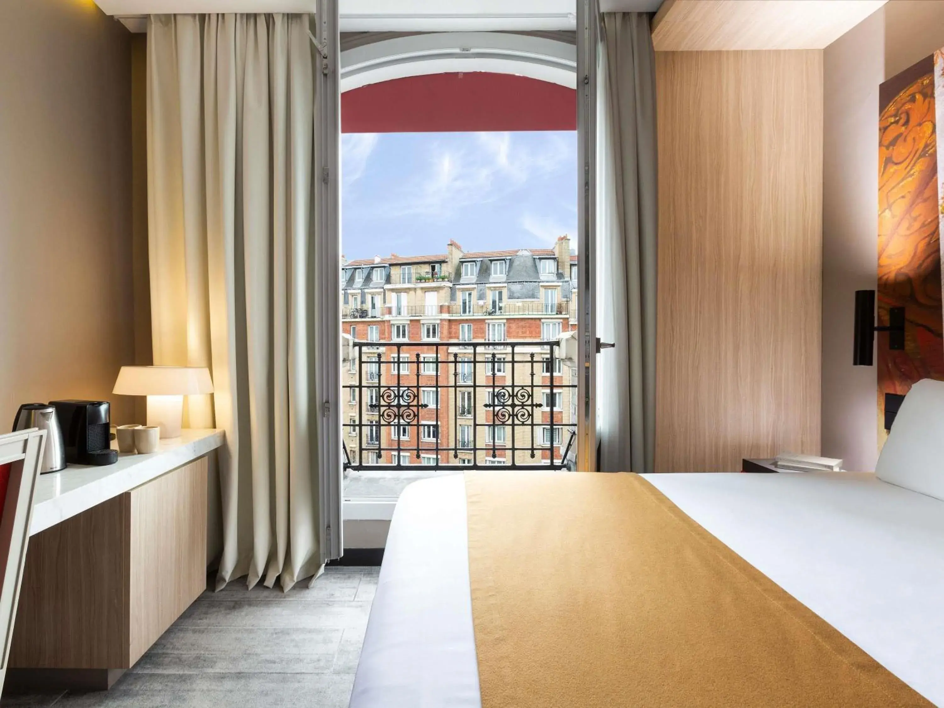 Property building, Bed in Mercure Paris Alesia Property building, Bed in Mercure Paris Alesia