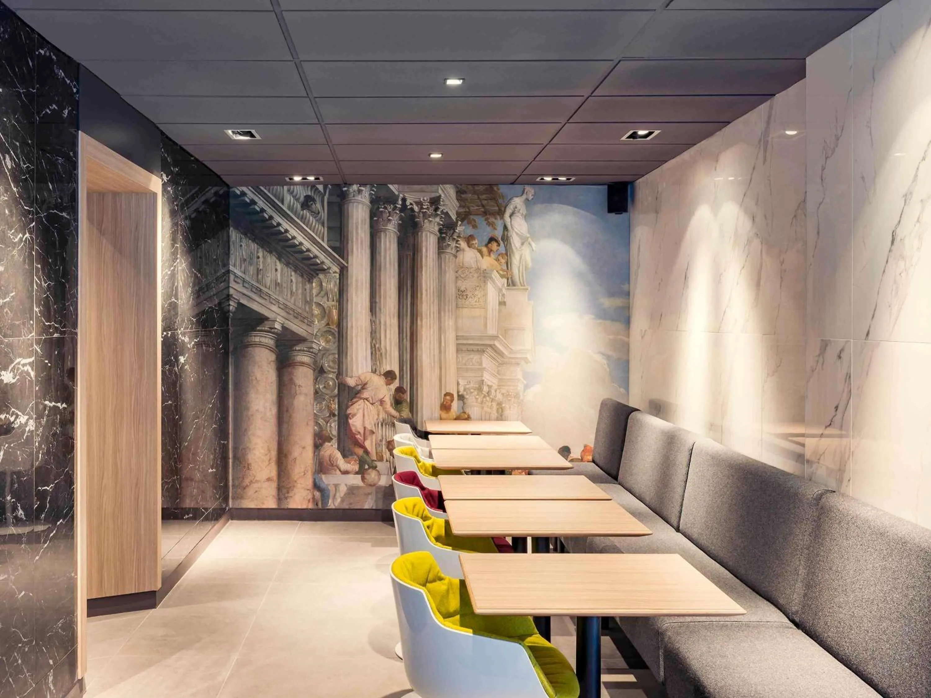 Lounge or bar in Mercure Paris Alesia