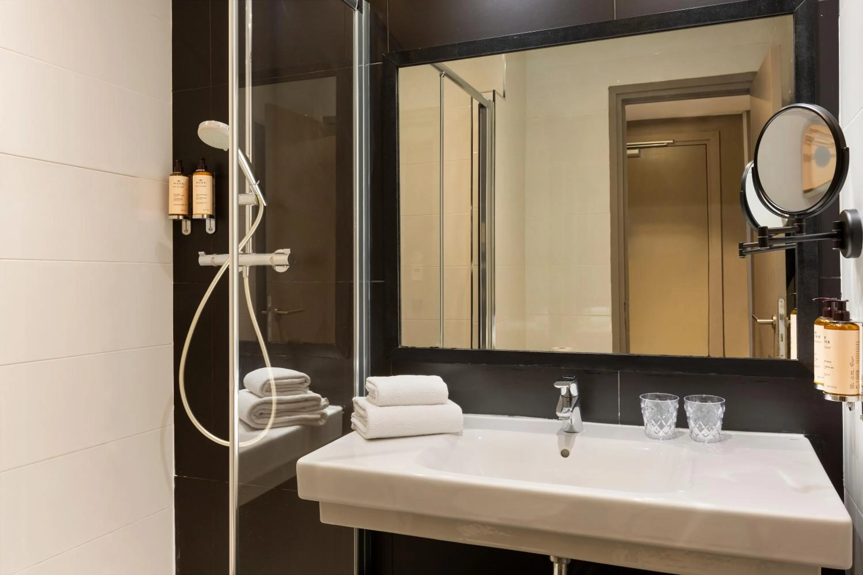 Shower in Mercure Paris Alesia