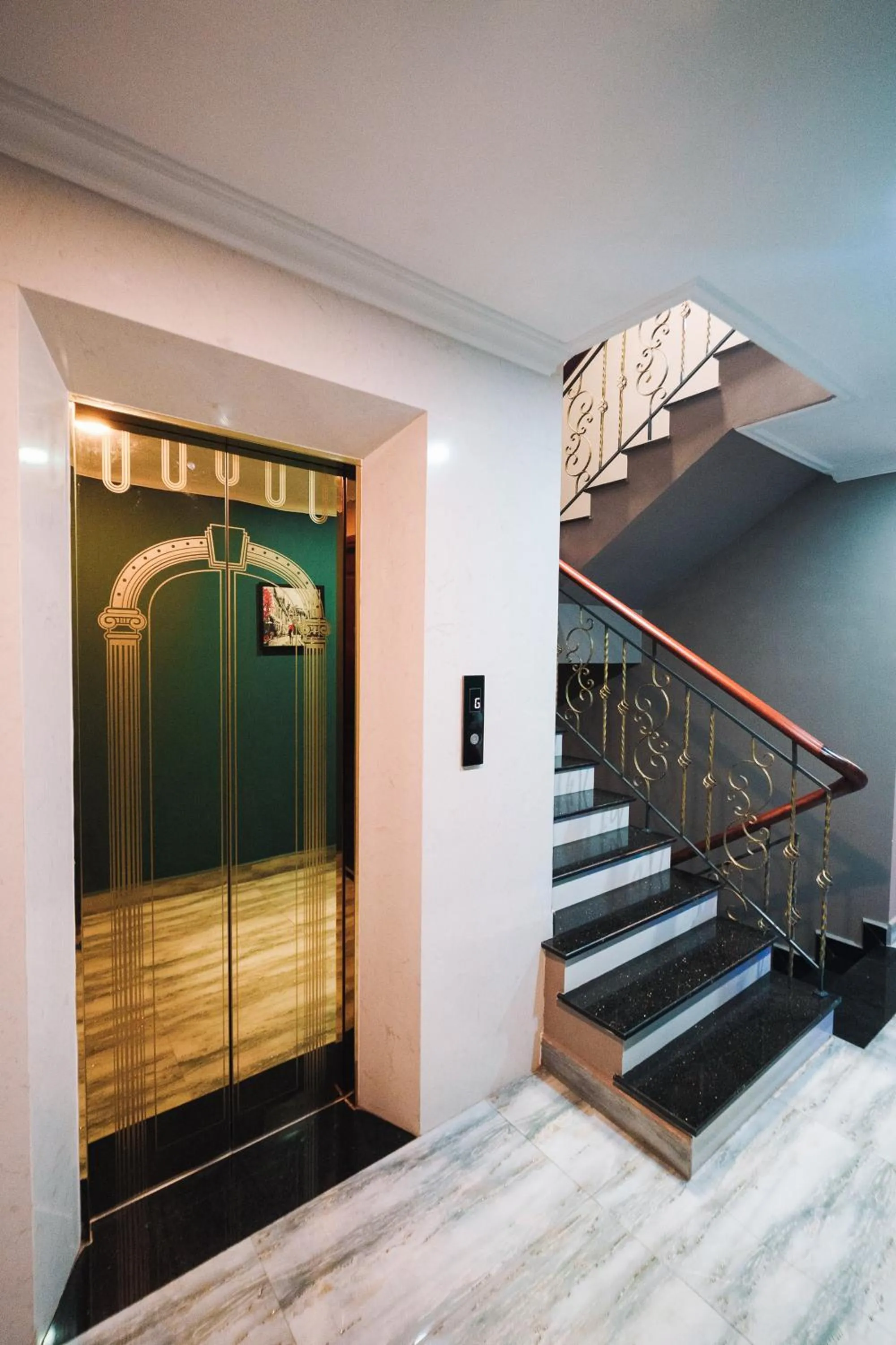 elevator in N Queen Apartment Hotel