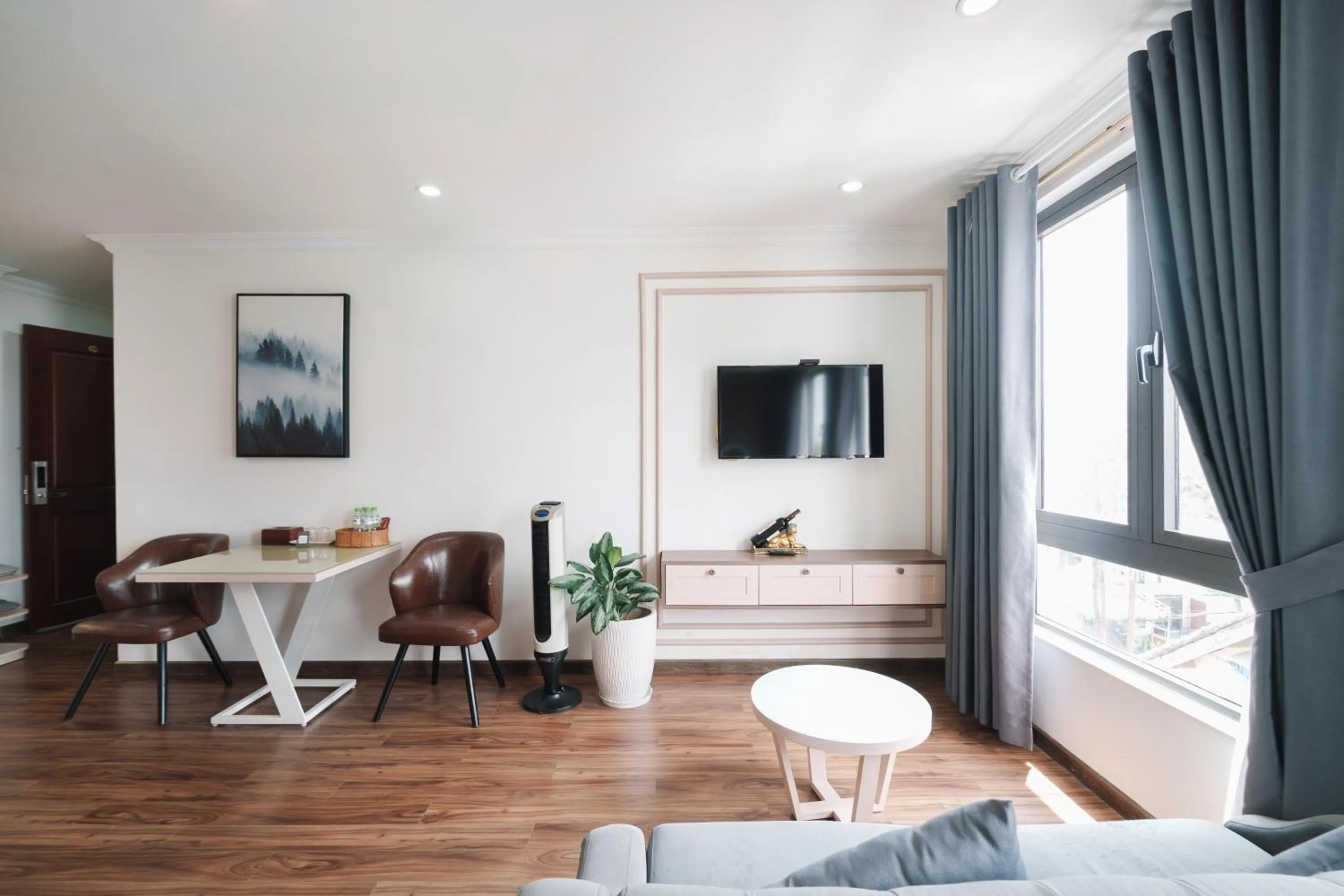 Communal lounge/ TV room in N Queen Apartment Hotel