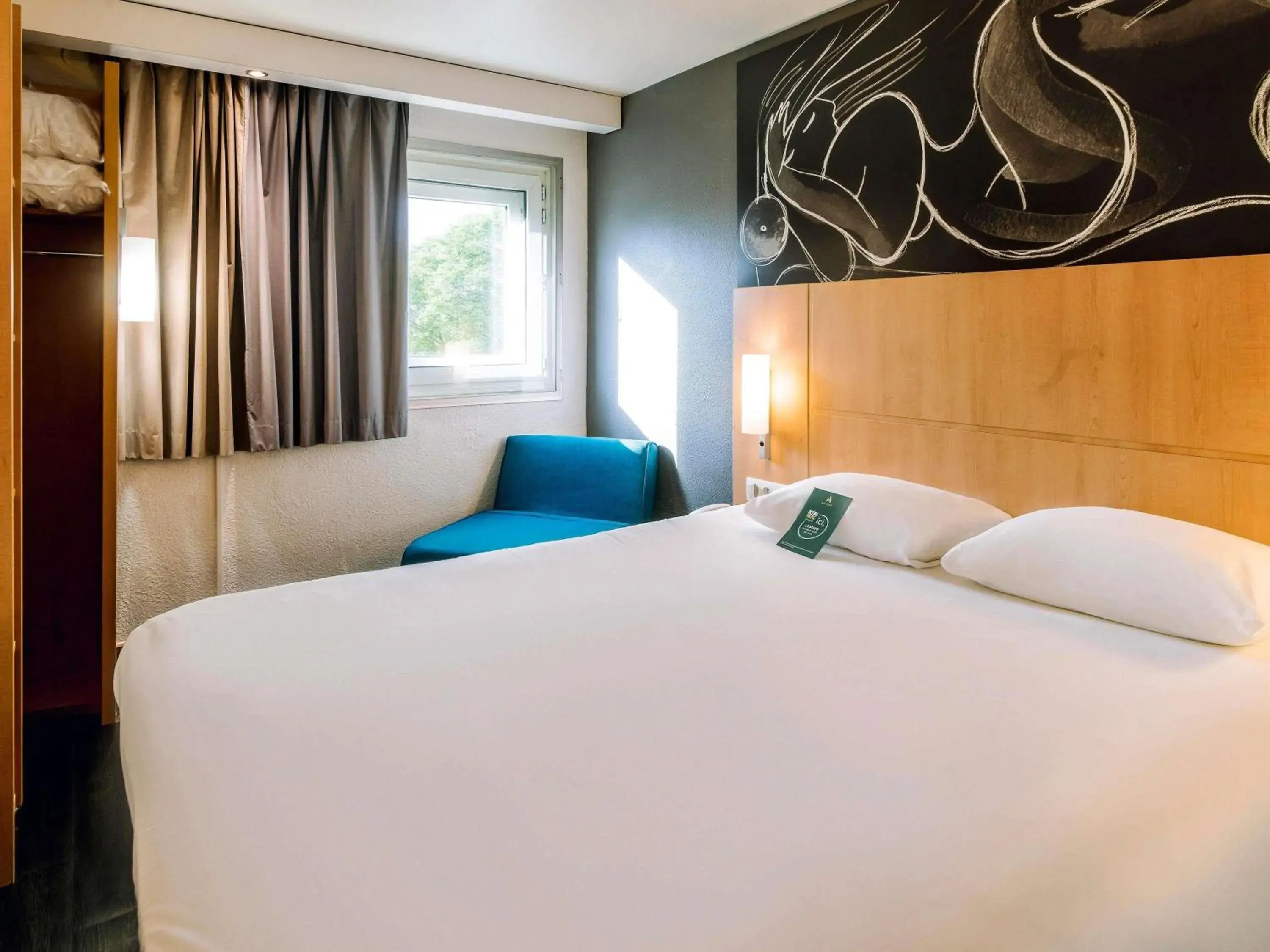 Photo of the whole room, Bed in ibis Avignon Centre Gare Photo of the whole room, Bed in ibis Avignon Centre Gare