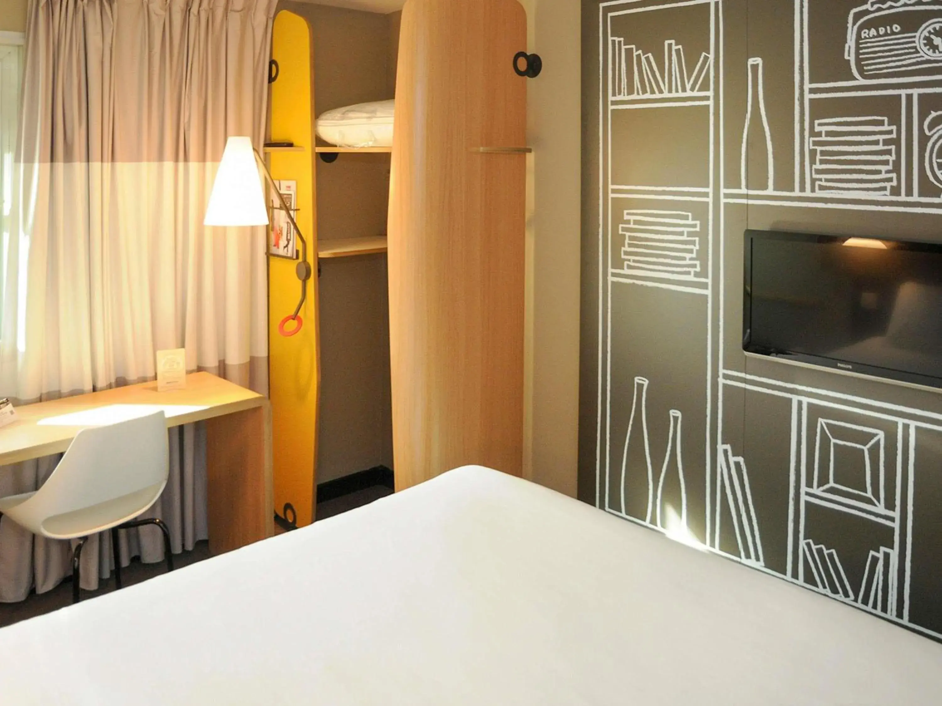 Photo of the whole room, Bed in ibis Avignon Centre Gare Photo of the whole room, Bed in ibis Avignon Centre Gare