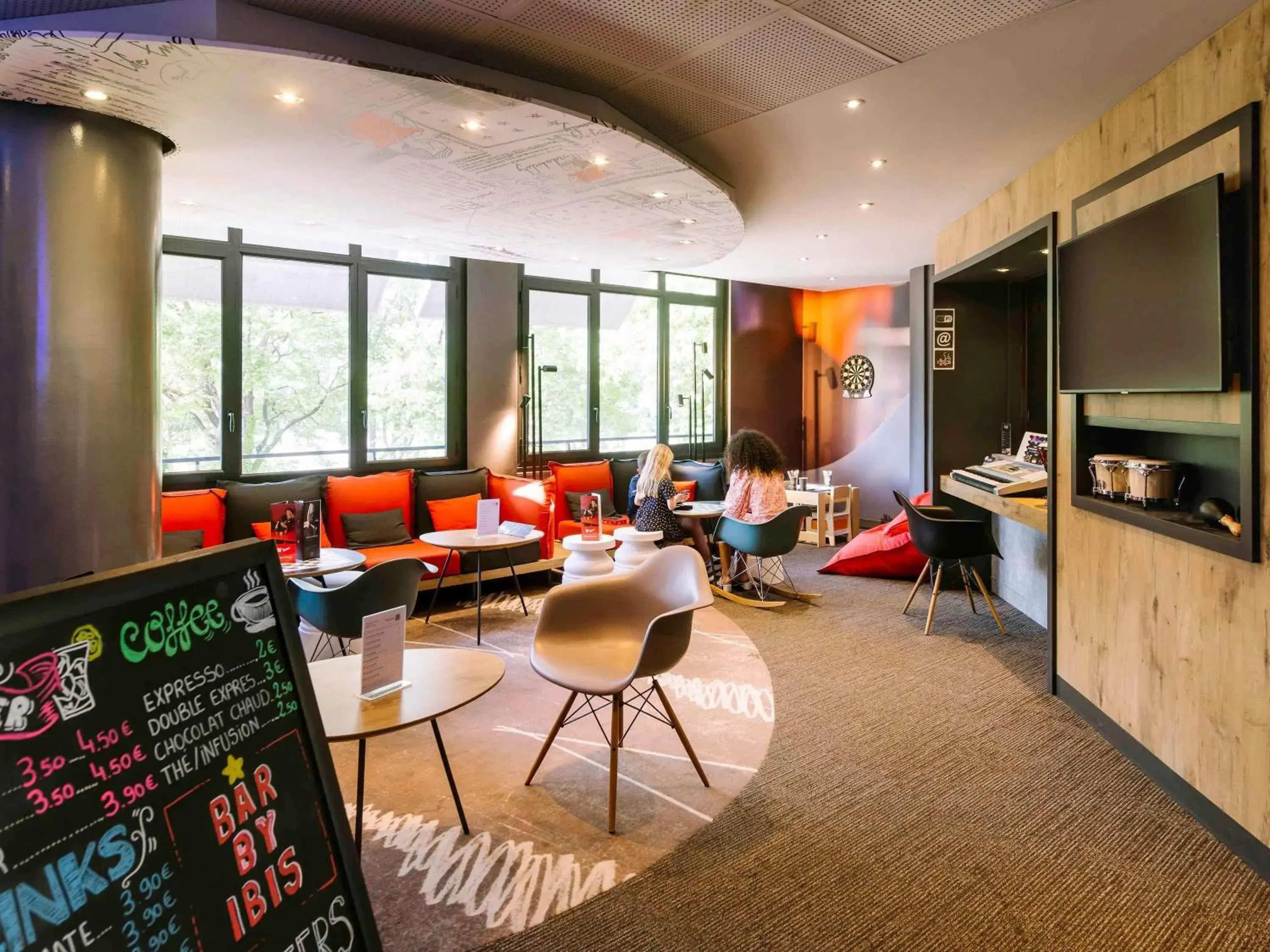 Lounge or bar in ibis Avignon Centre Gare Lounge or bar in ibis Avignon Centre Gare