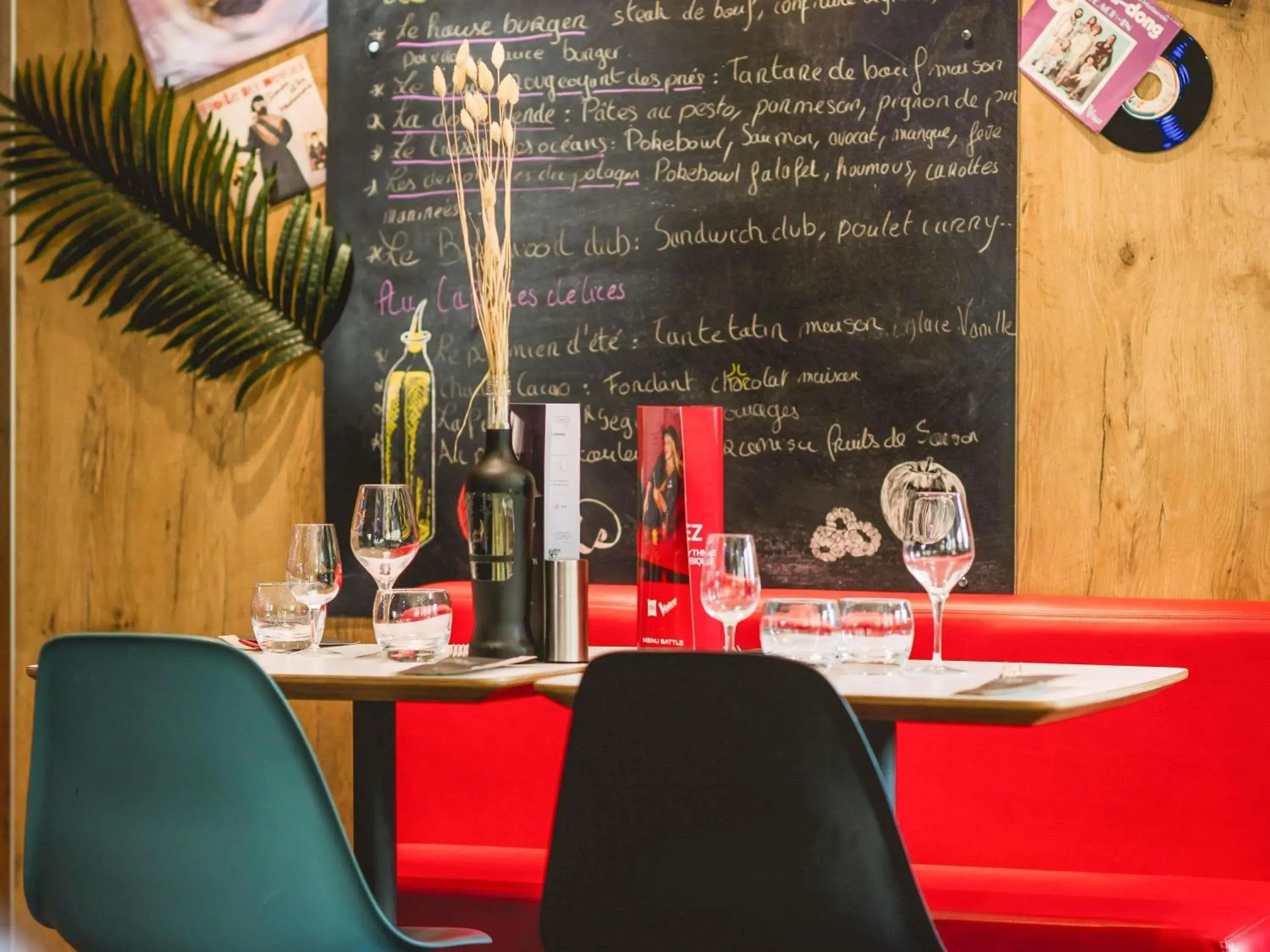 Lounge or bar in ibis Avignon Centre Gare Lounge or bar in ibis Avignon Centre Gare