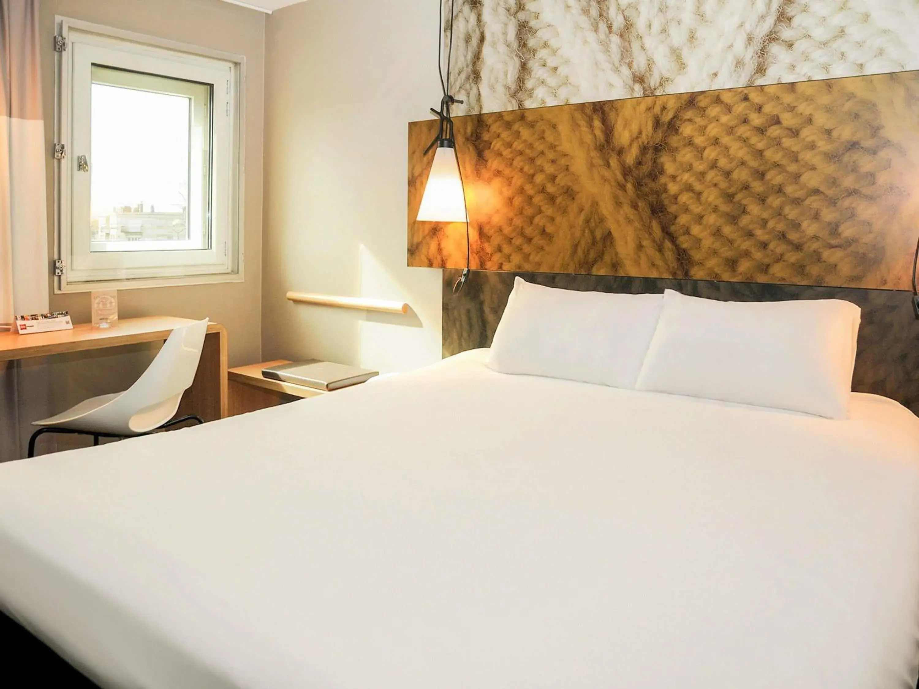 Photo of the whole room, Bed in ibis Avignon Centre Gare Photo of the whole room, Bed in ibis Avignon Centre Gare