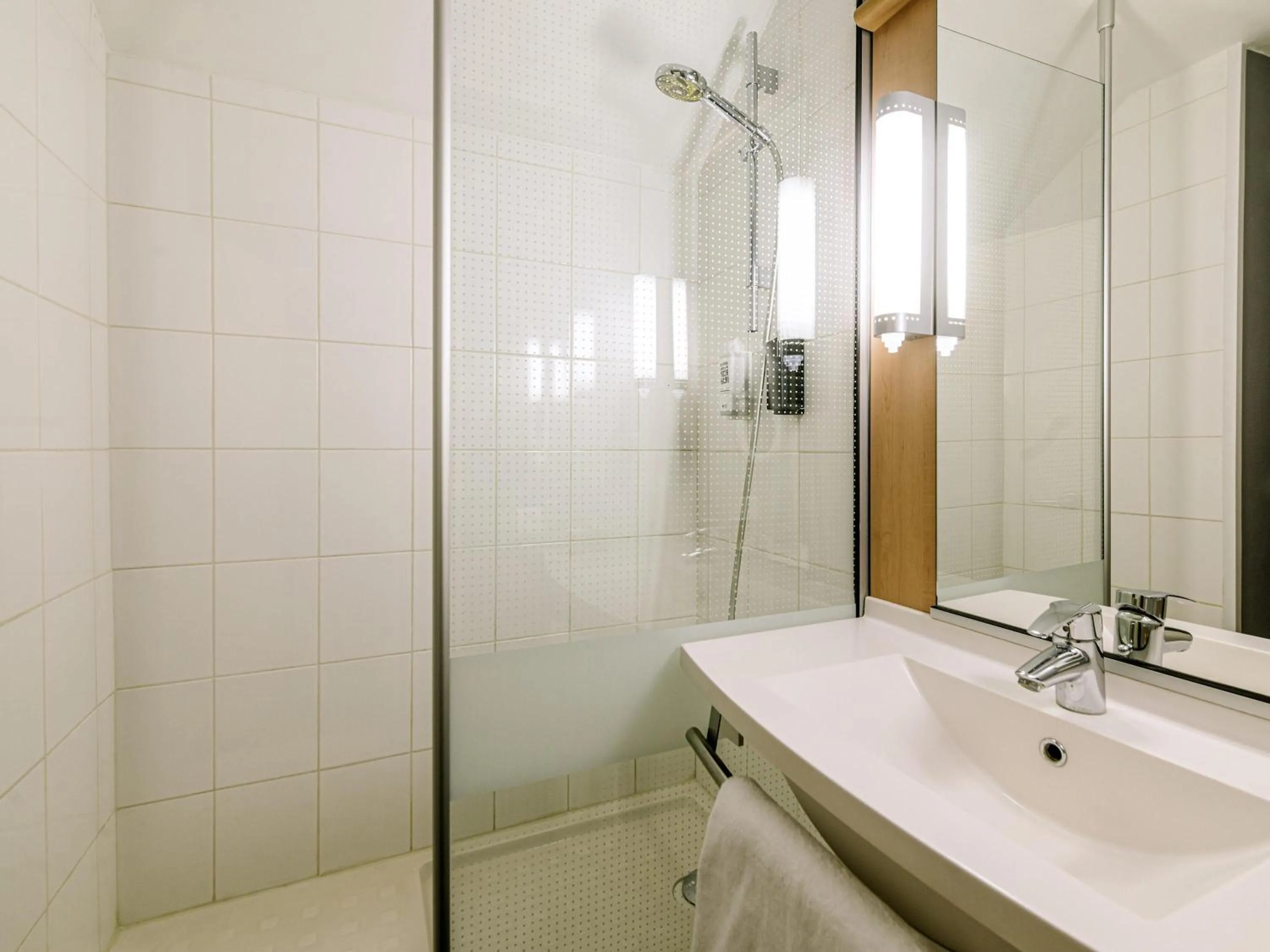 Bedroom in ibis Avignon Centre Gare