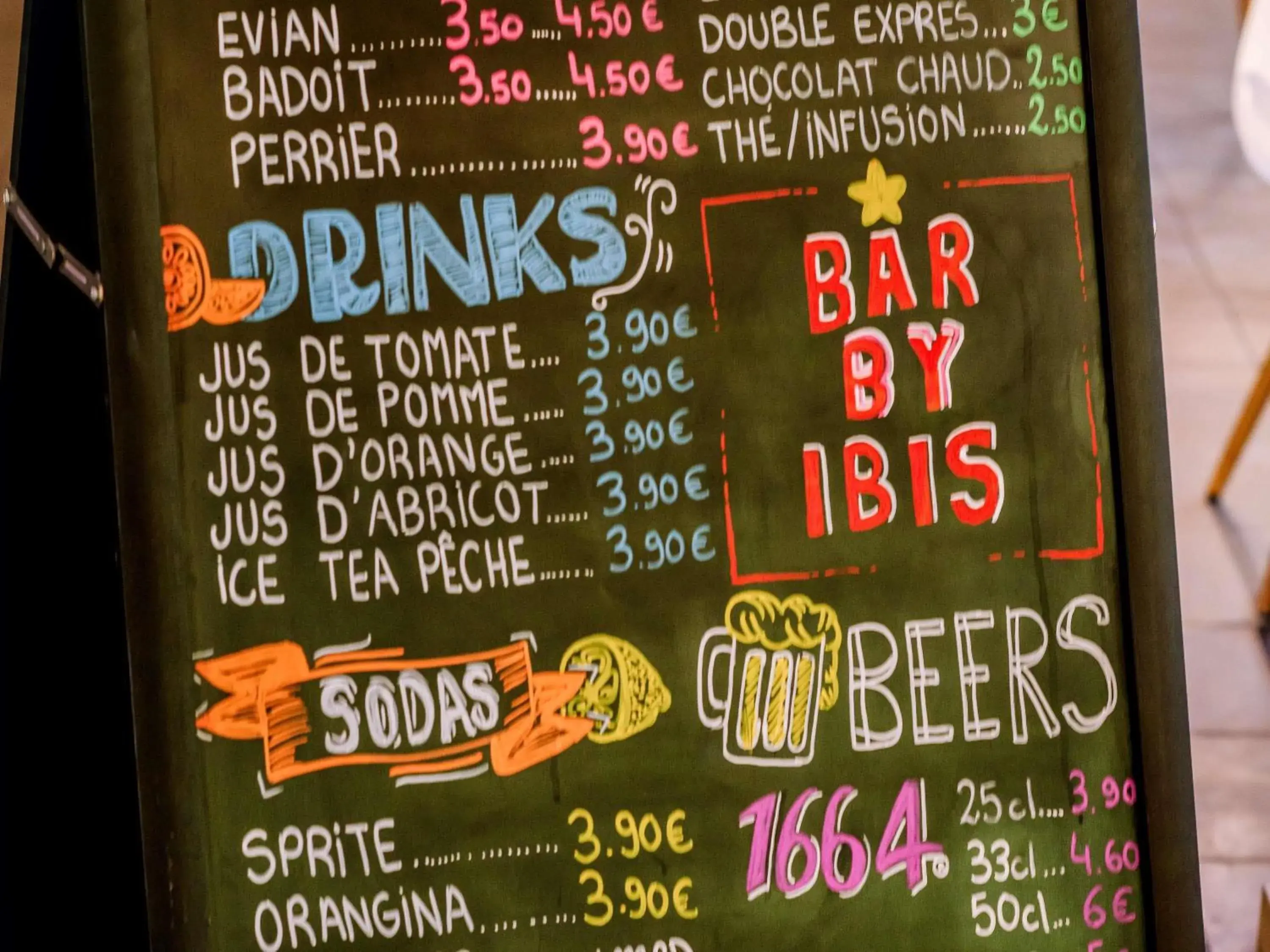 Lounge or bar in ibis Avignon Centre Gare Lounge or bar in ibis Avignon Centre Gare