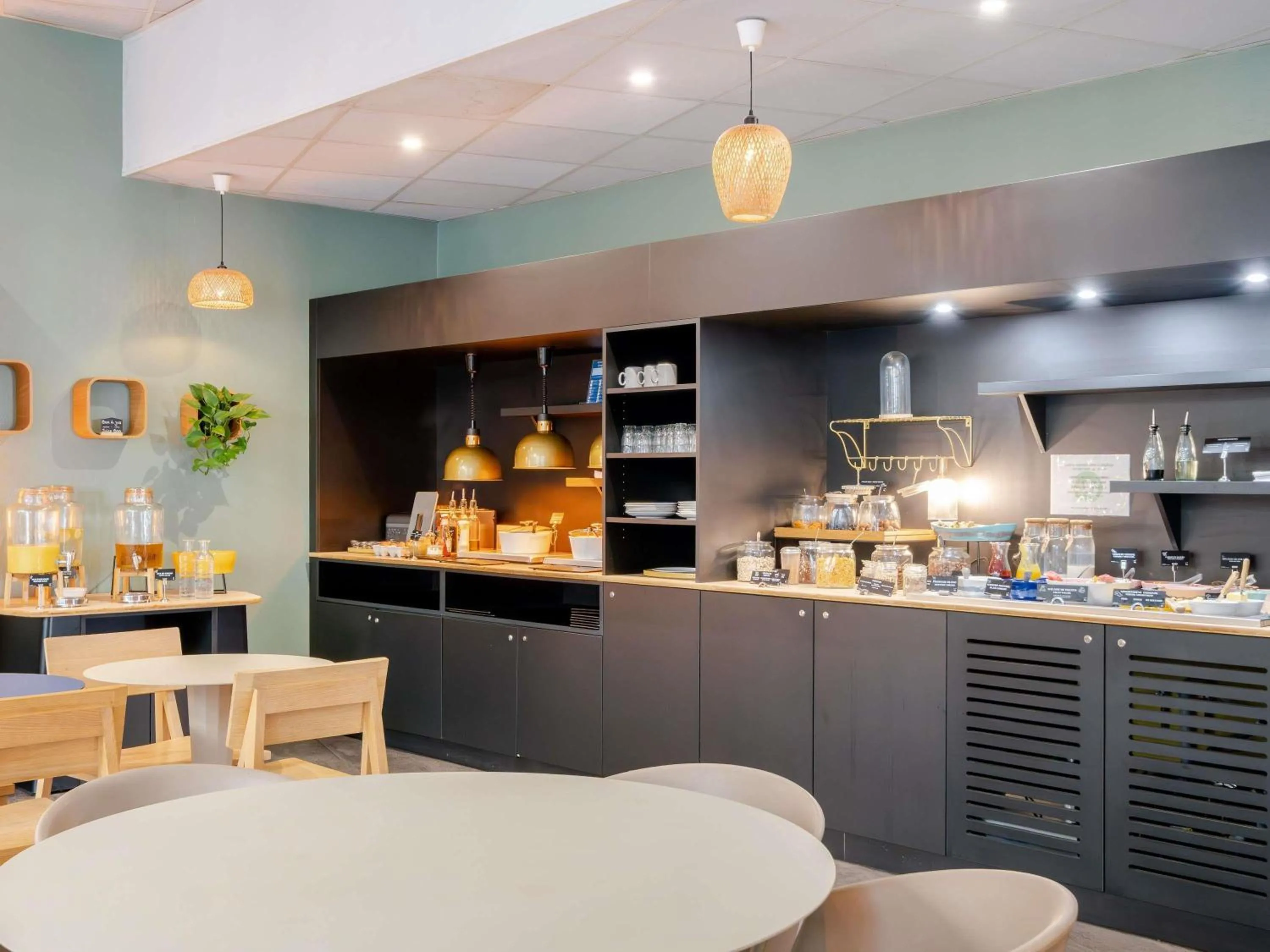 Restaurant/places to eat in Novotel Suites Cannes Centre