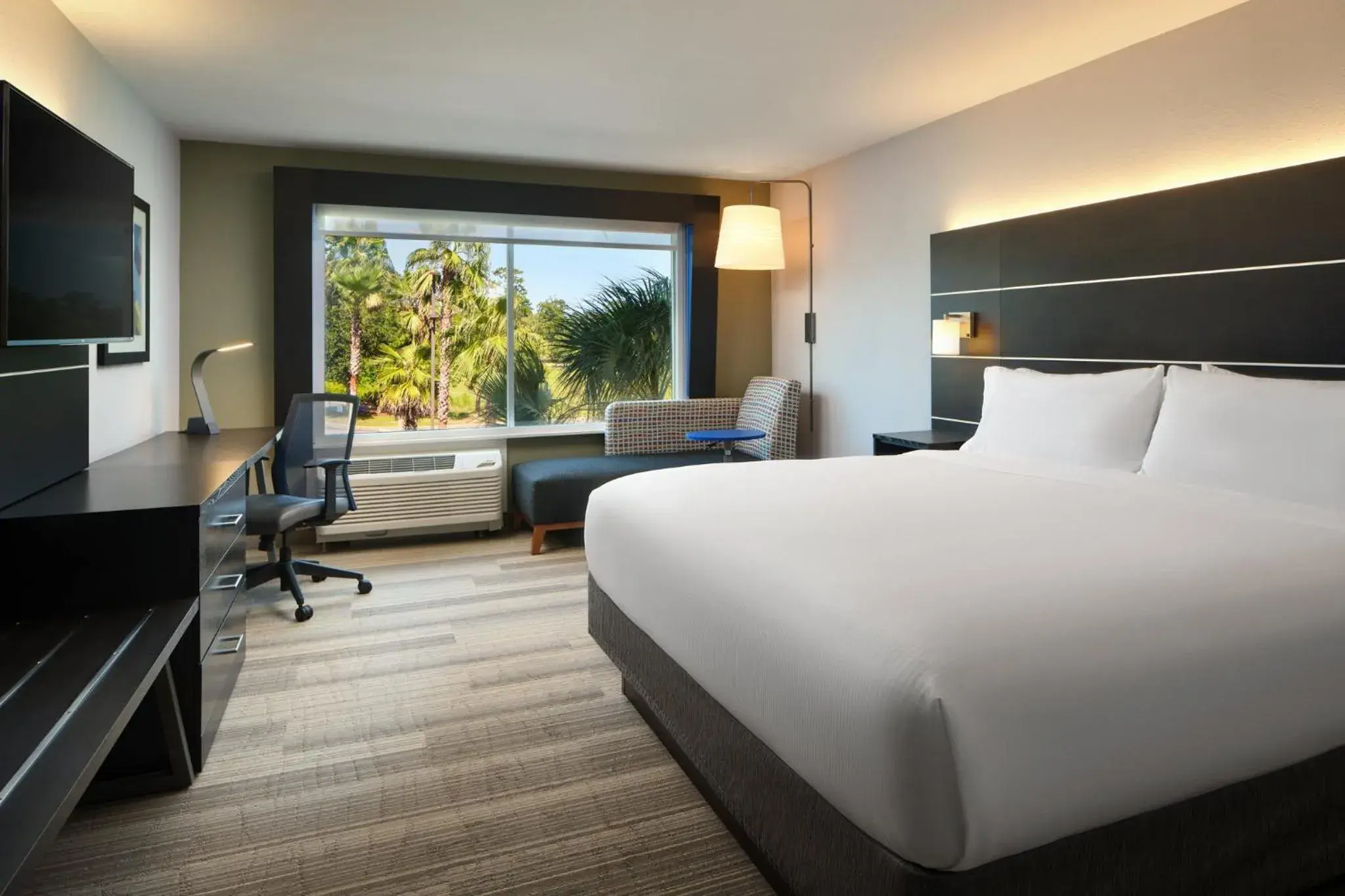 Photo of the whole room, Bed in Holiday Inn Express & Suites Brunswick by IHG Photo of the whole room, Bed in Holiday Inn Express & Suites Brunswick by IHG