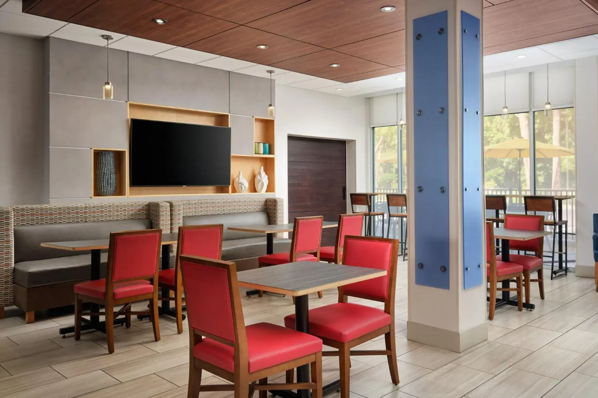 Breakfast in Holiday Inn Express & Suites Brunswick by IHG Breakfast in Holiday Inn Express & Suites Brunswick by IHG