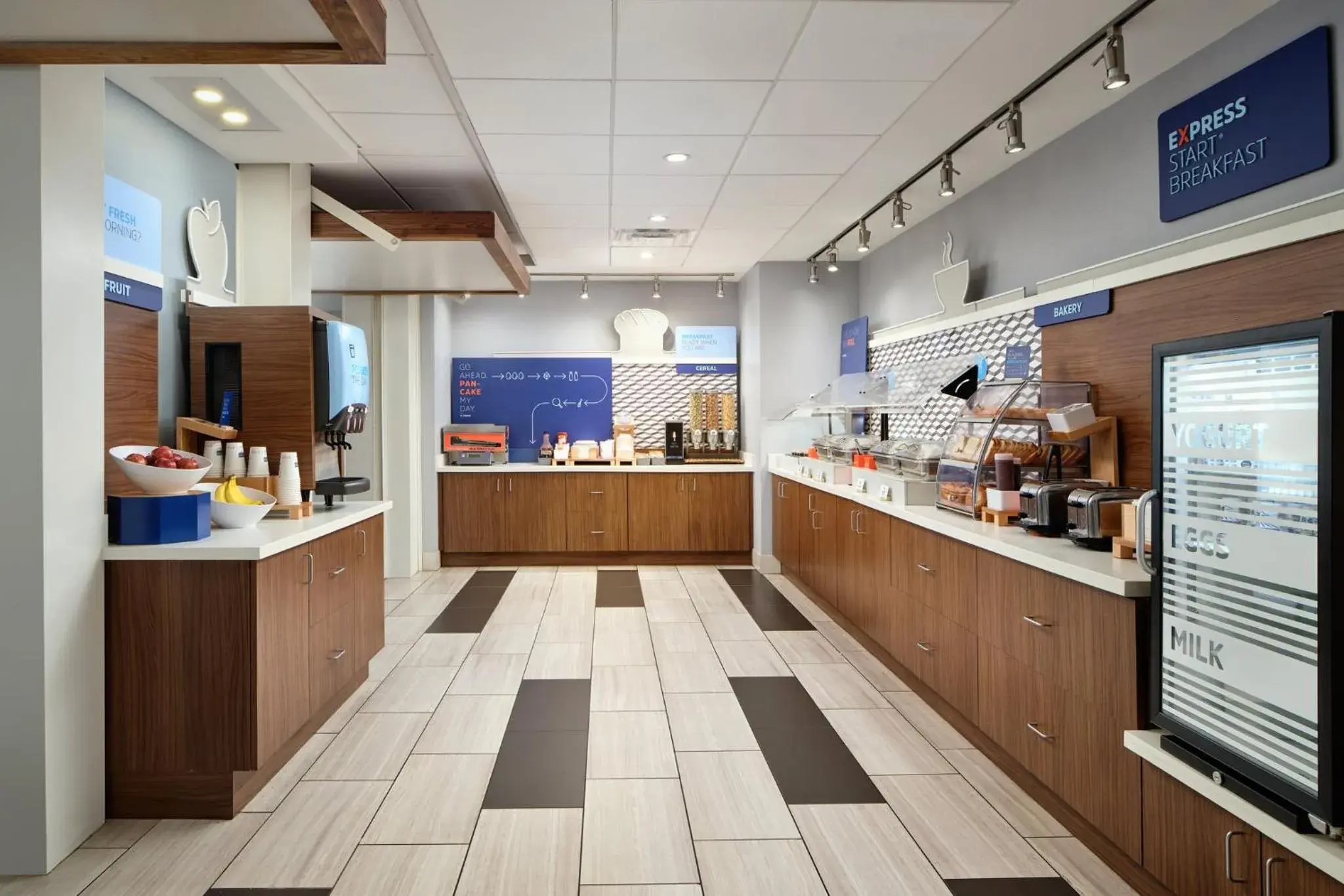 Breakfast in Holiday Inn Express & Suites Brunswick by IHG Breakfast in Holiday Inn Express & Suites Brunswick by IHG