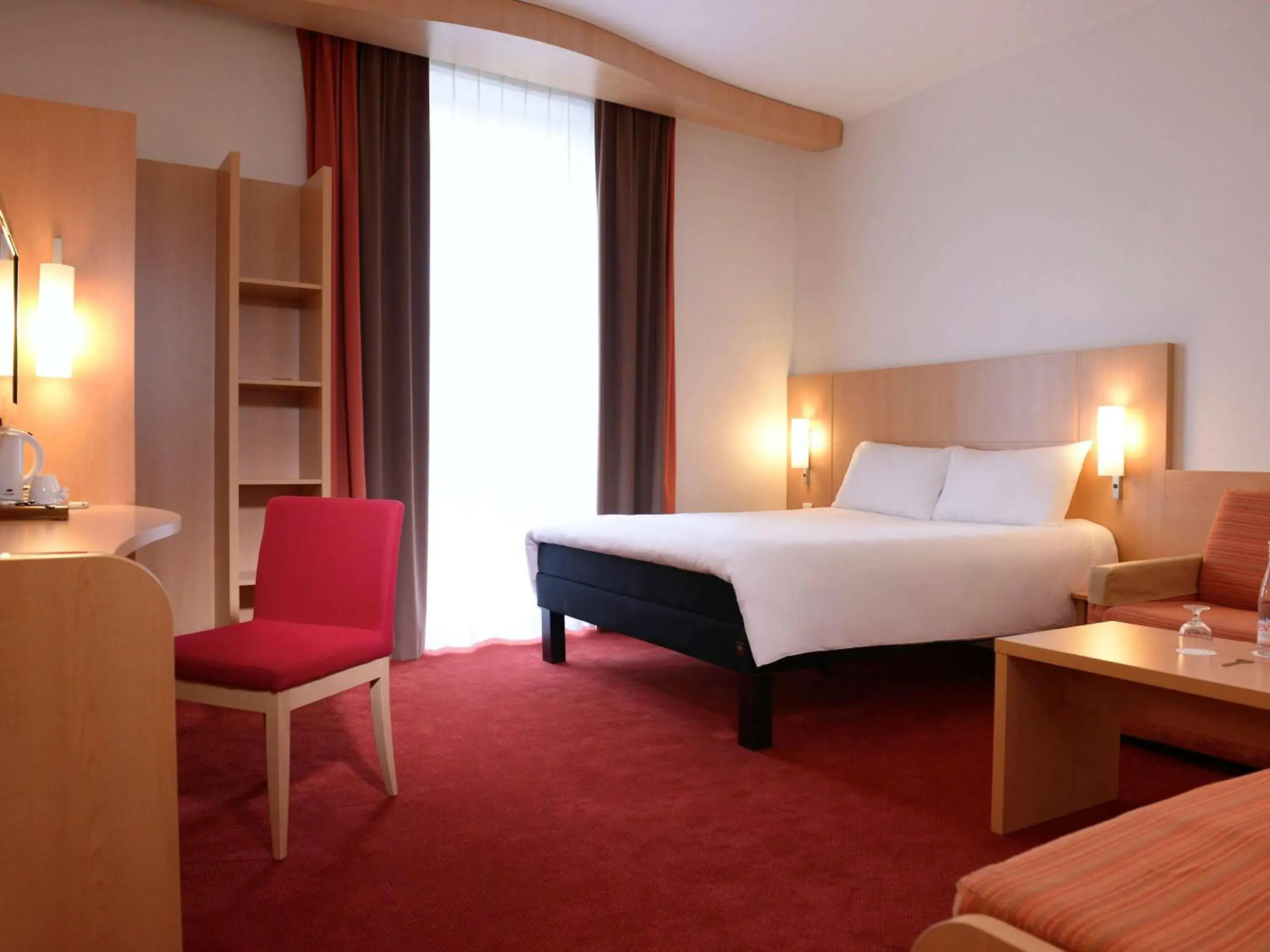 Photo of the whole room, Bed in ibis Lyon Centre Perrache Photo of the whole room, Bed in ibis Lyon Centre Perrache
