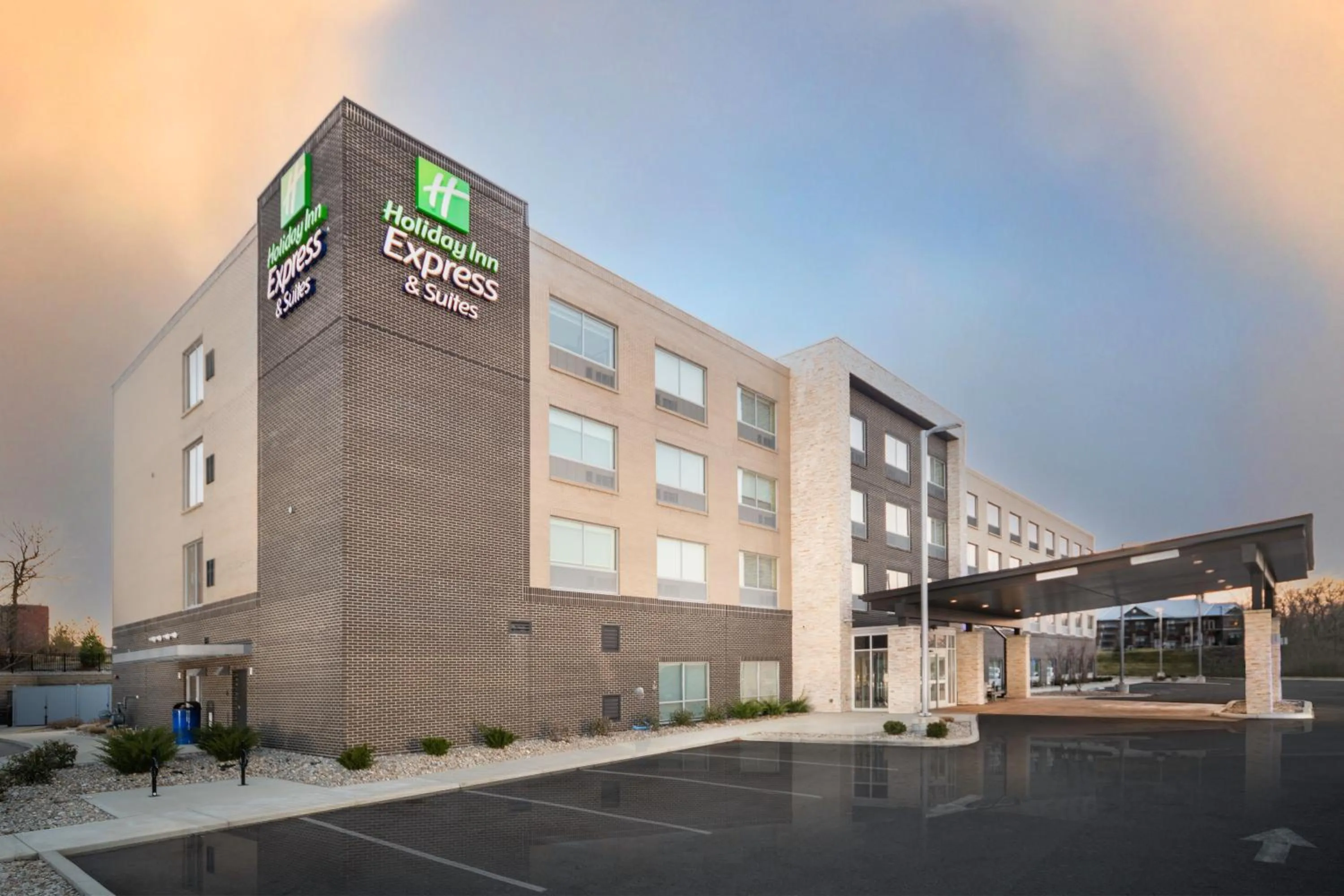 Property building in Holiday Inn Express & Suites - Florence - Cincinnati Airport by IHG