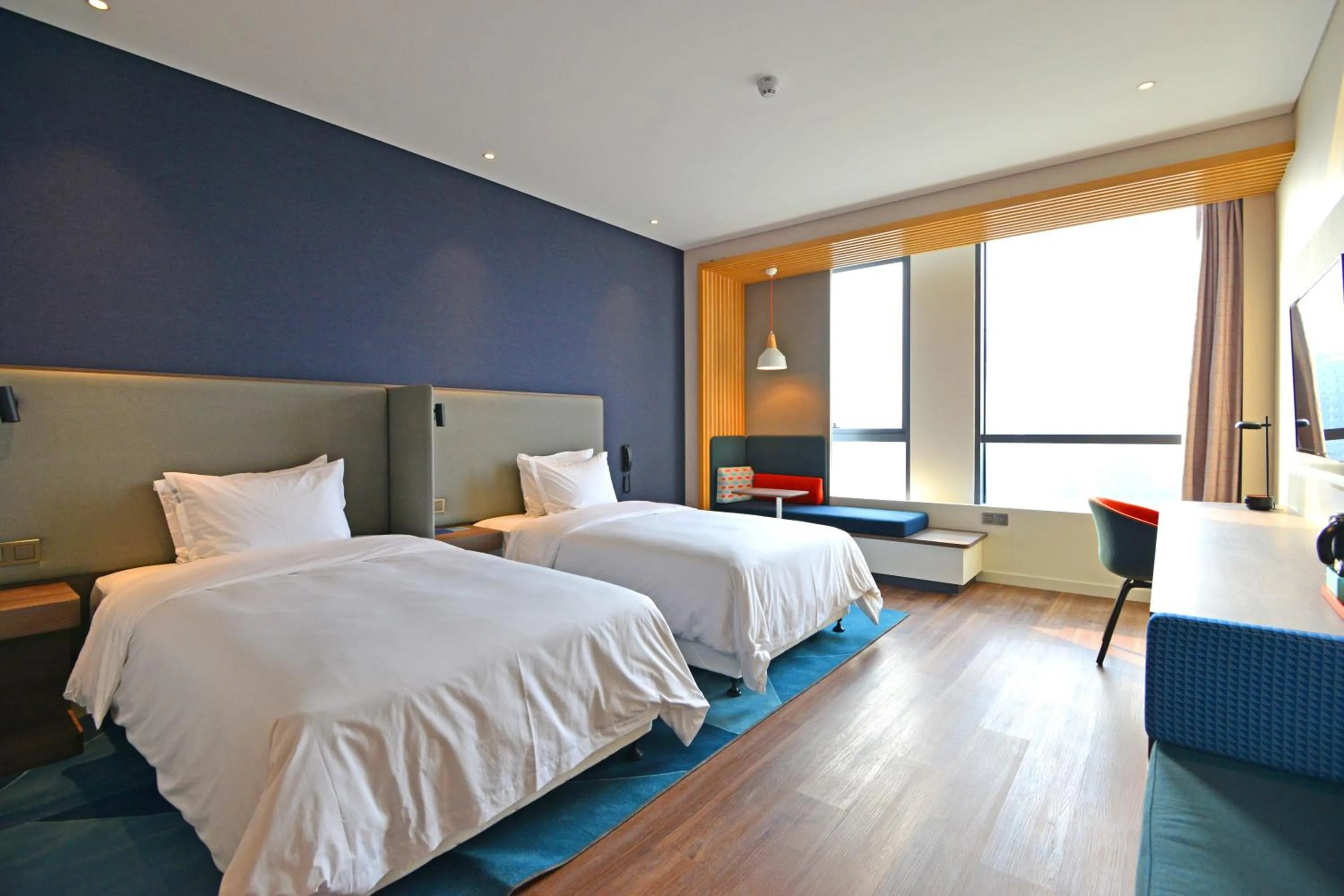 Photo of the whole room, Bed in Holiday Inn Express Hangzhou Binjiang Aoti by IHG