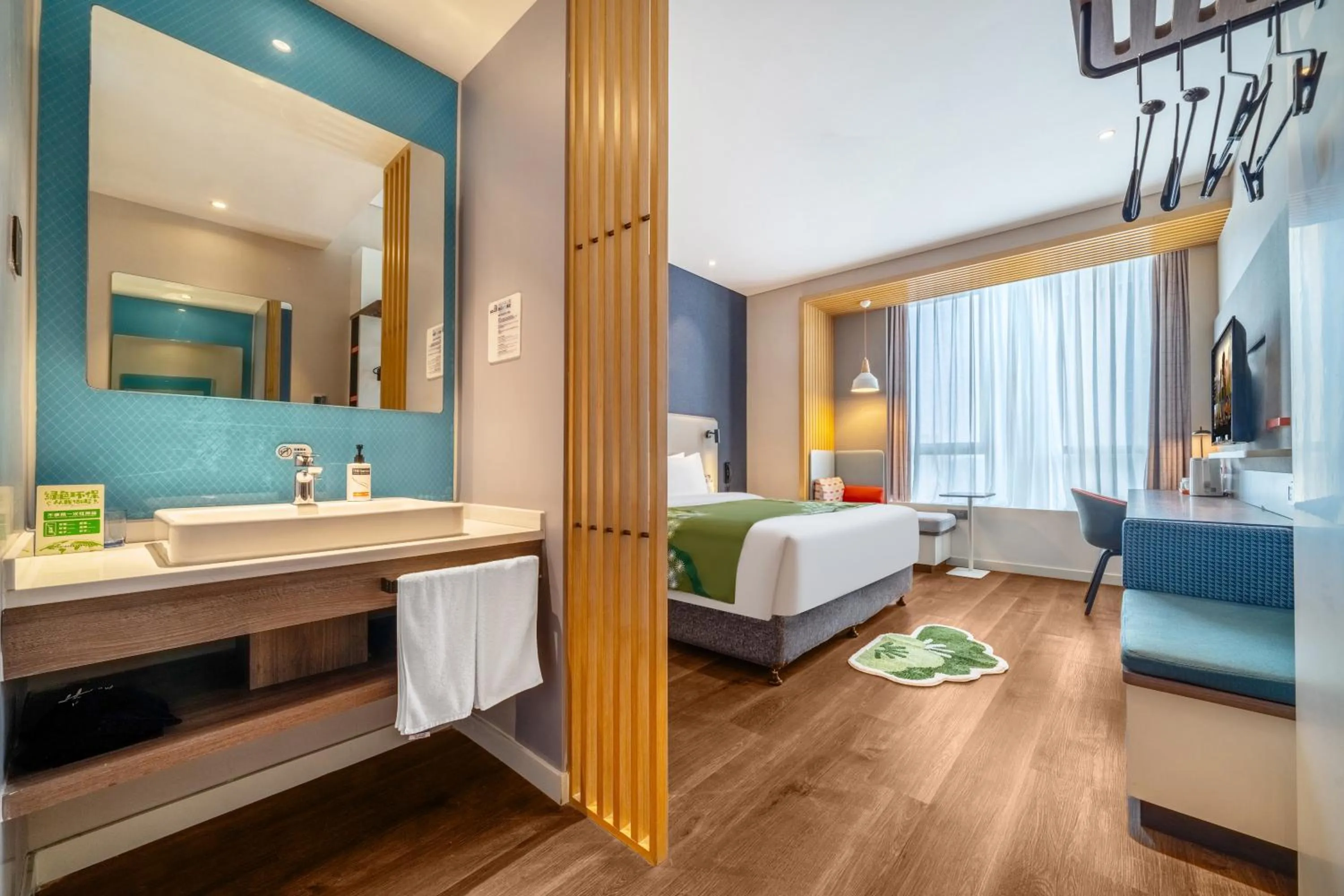 Bed in Holiday Inn Express Hangzhou Binjiang Aoti by IHG