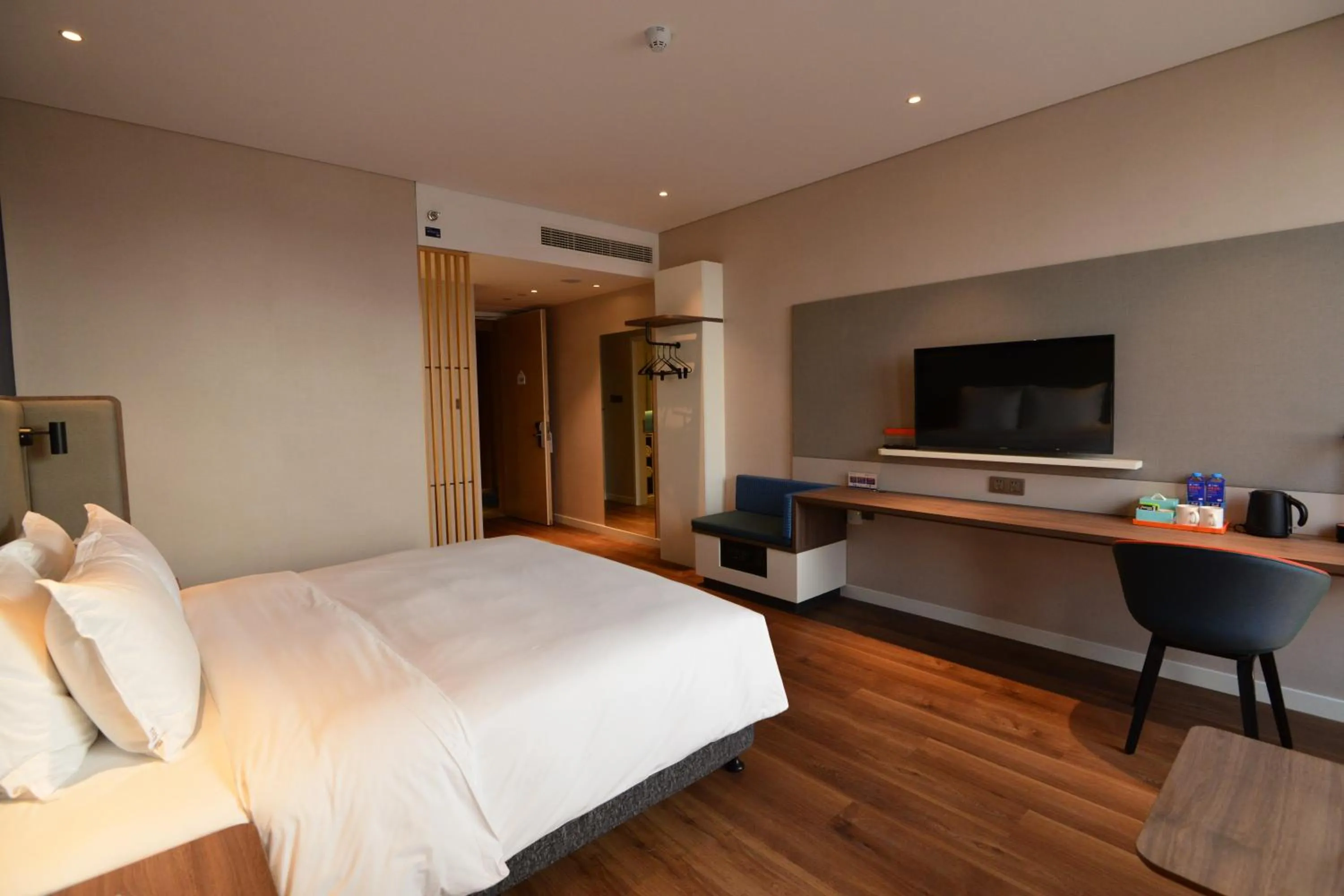 Photo of the whole room, Bed in Holiday Inn Express Hangzhou Binjiang Aoti by IHG