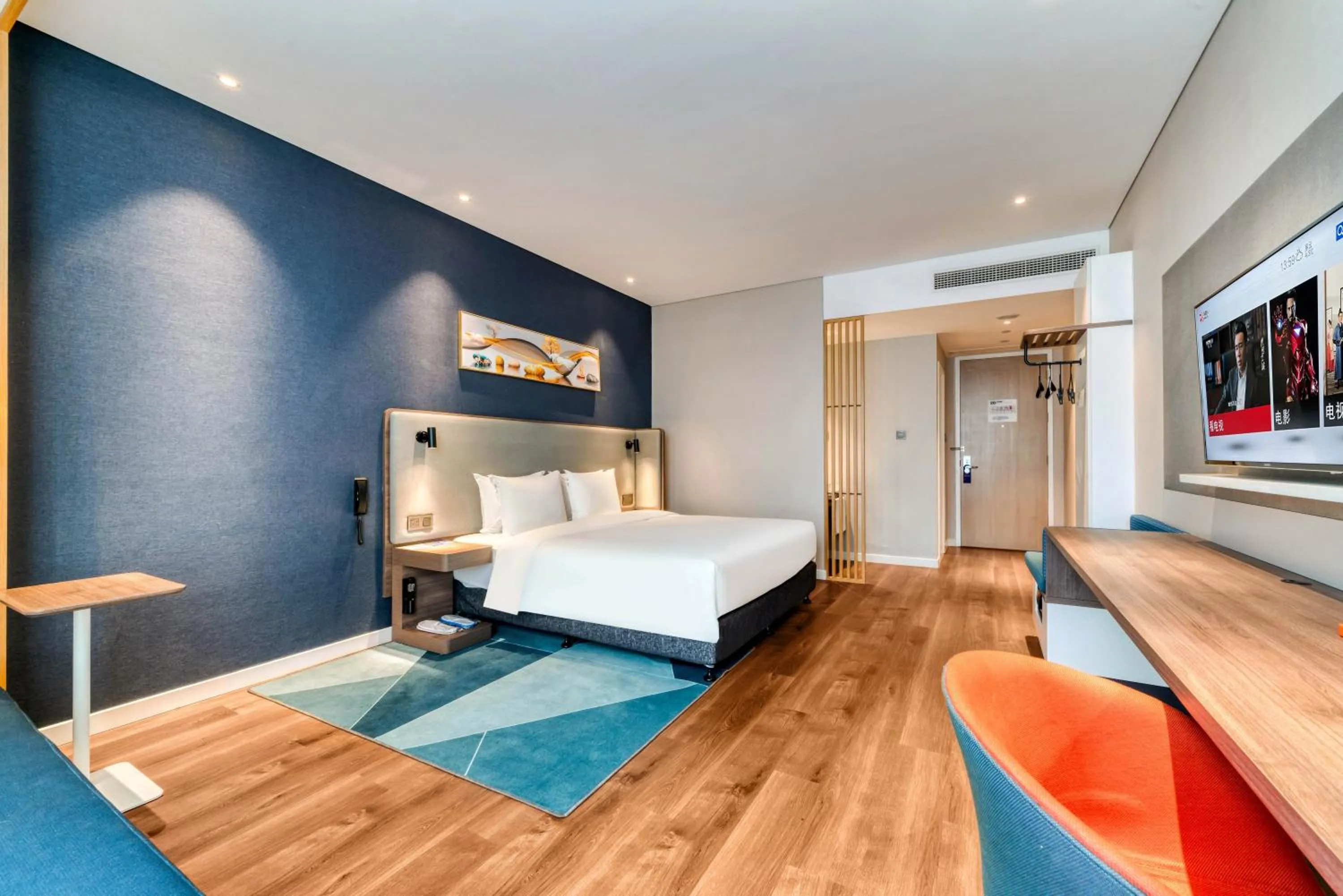 Photo of the whole room, Bed in Holiday Inn Express Hangzhou Binjiang Aoti by IHG