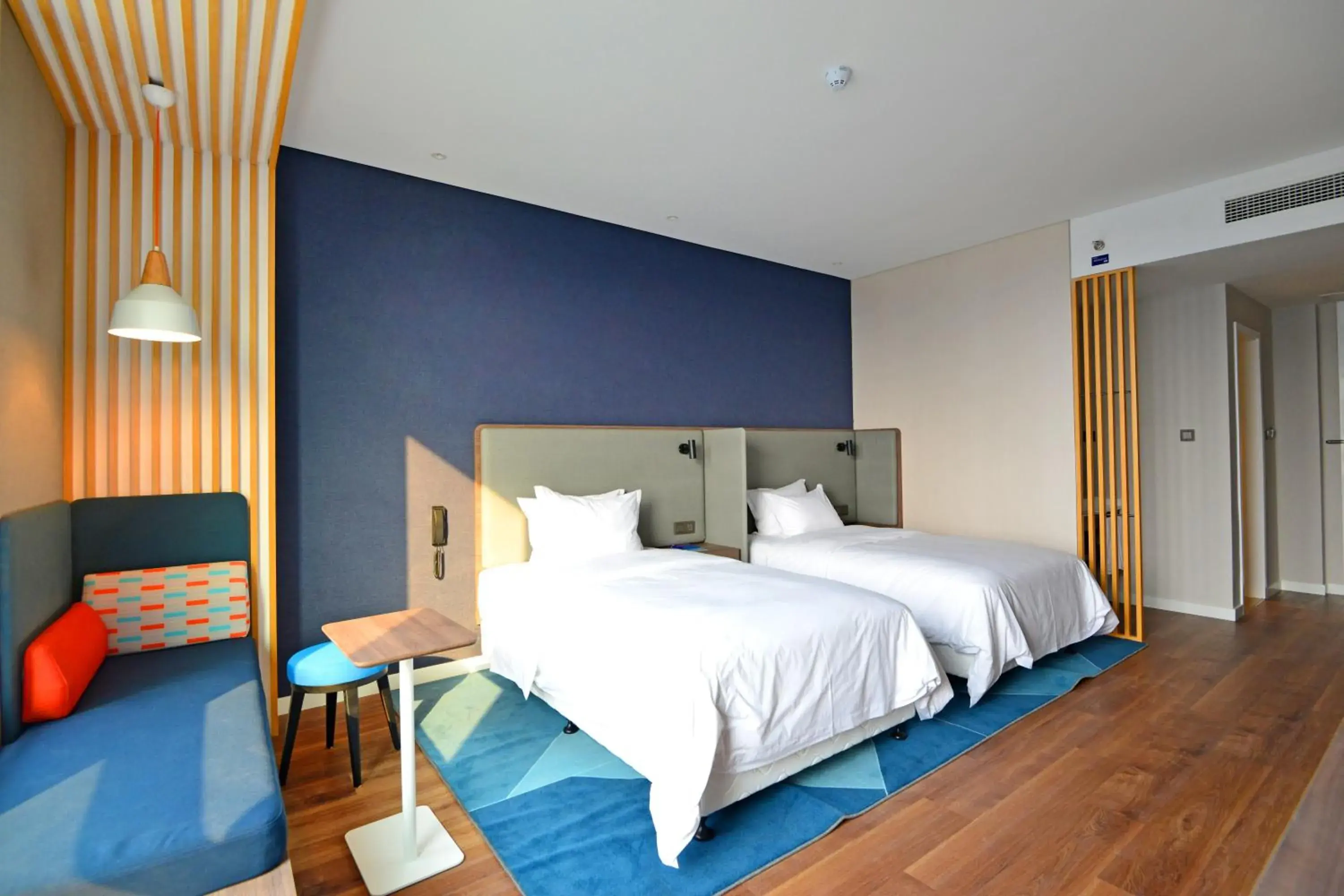 Standard Twin Room with Extra Floor Space in Holiday Inn Express Hangzhou Binjiang Aoti by IHG Standard Twin Room with Extra Floor Space in Holiday Inn Express Hangzhou Binjiang Aoti by IHG