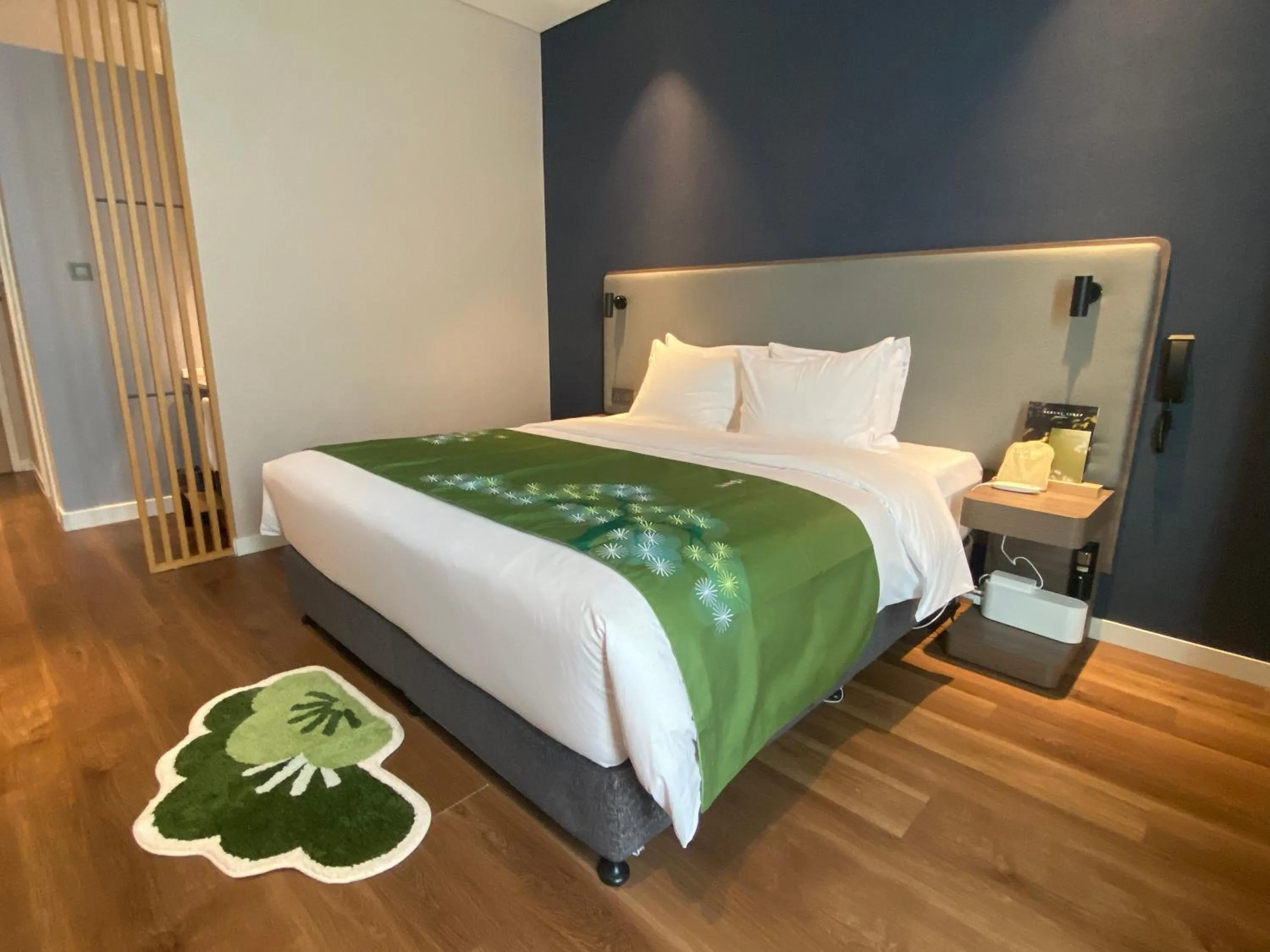 Bed in Holiday Inn Express Hangzhou Binjiang Aoti by IHG