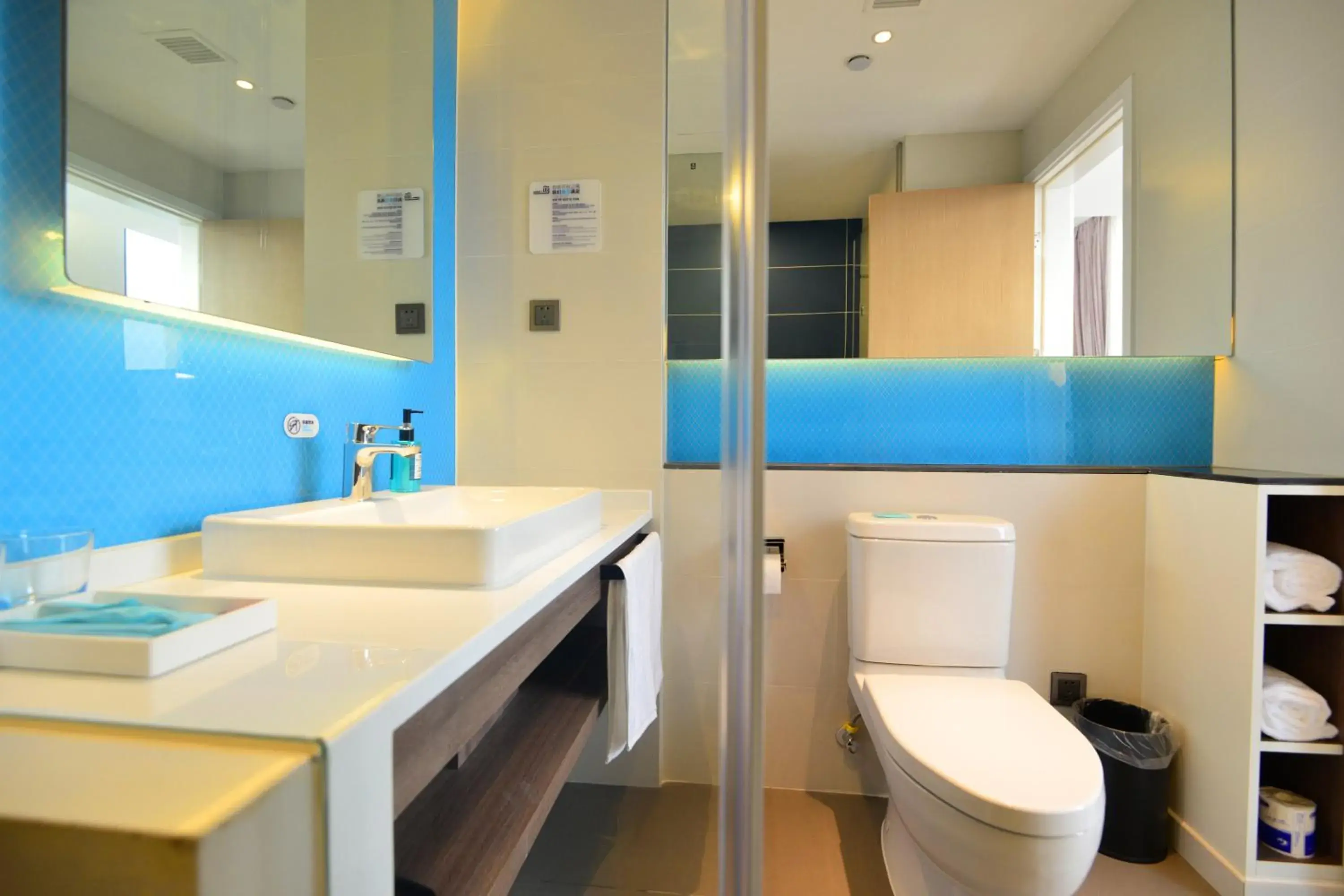 Bedroom in Holiday Inn Express Hangzhou Binjiang Aoti by IHG Bedroom in Holiday Inn Express Hangzhou Binjiang Aoti by IHG