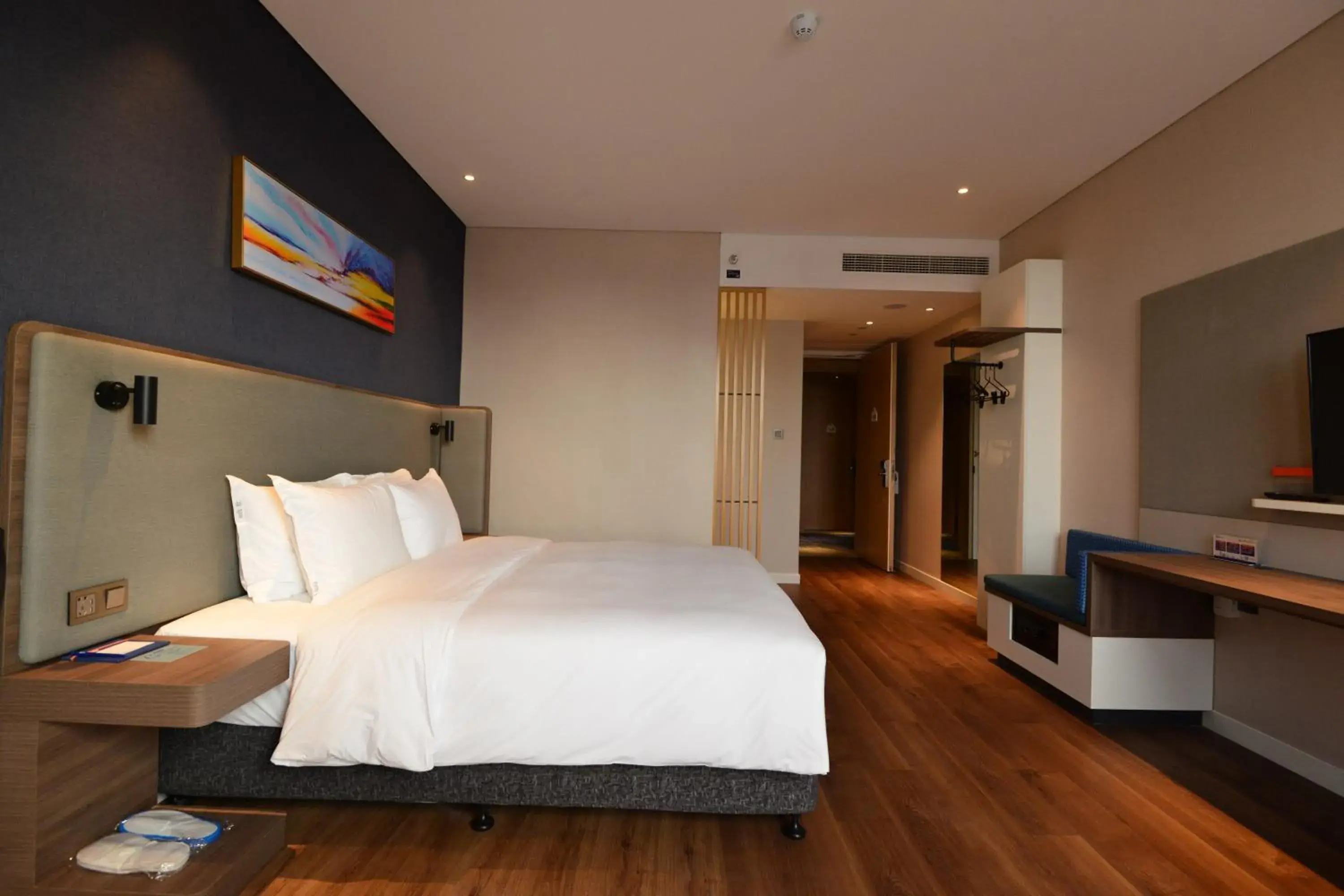 Photo of the whole room, Bed in Holiday Inn Express Hangzhou Binjiang Aoti by IHG Photo of the whole room, Bed in Holiday Inn Express Hangzhou Binjiang Aoti by IHG