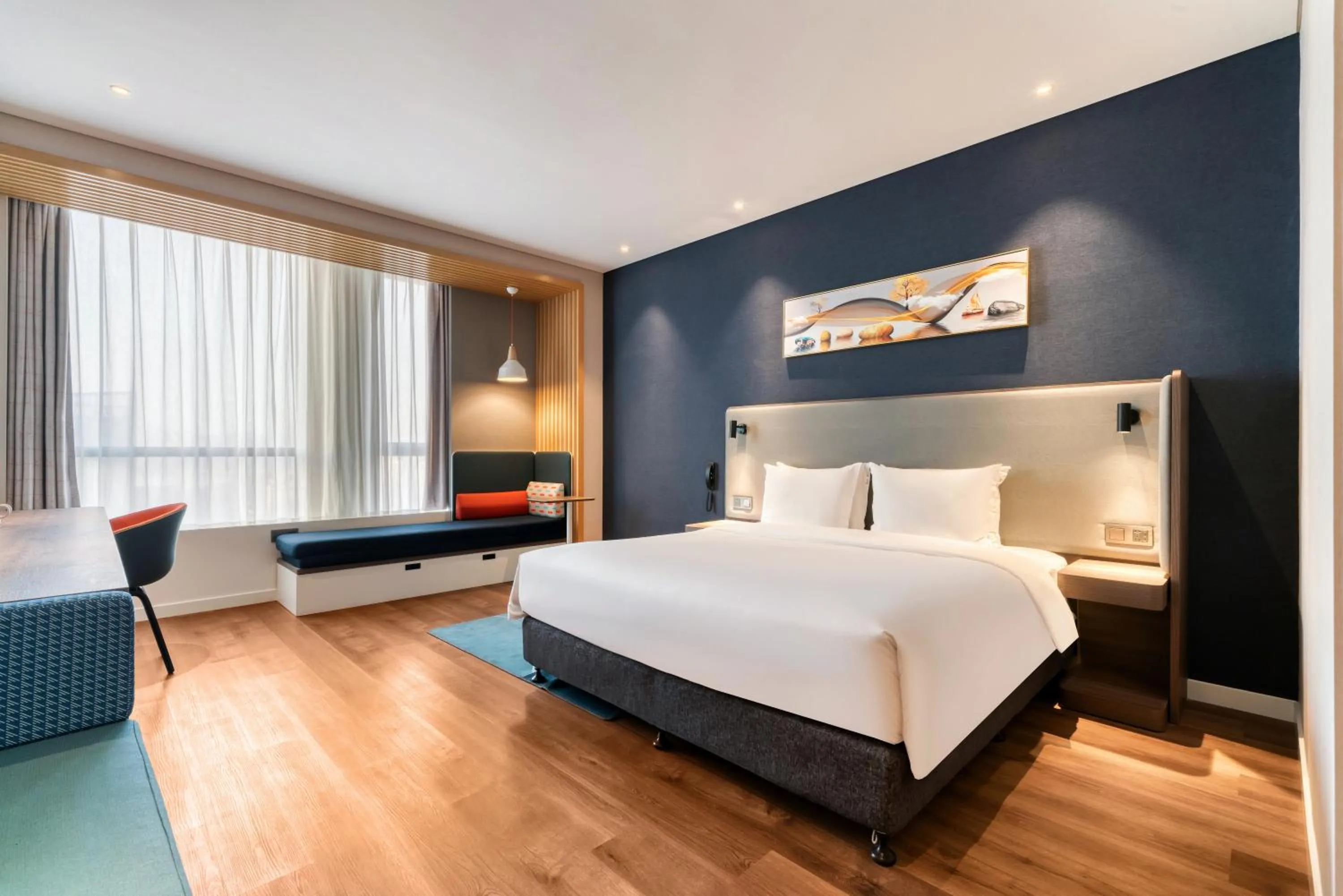 Photo of the whole room, Bed in Holiday Inn Express Hangzhou Binjiang Aoti by IHG