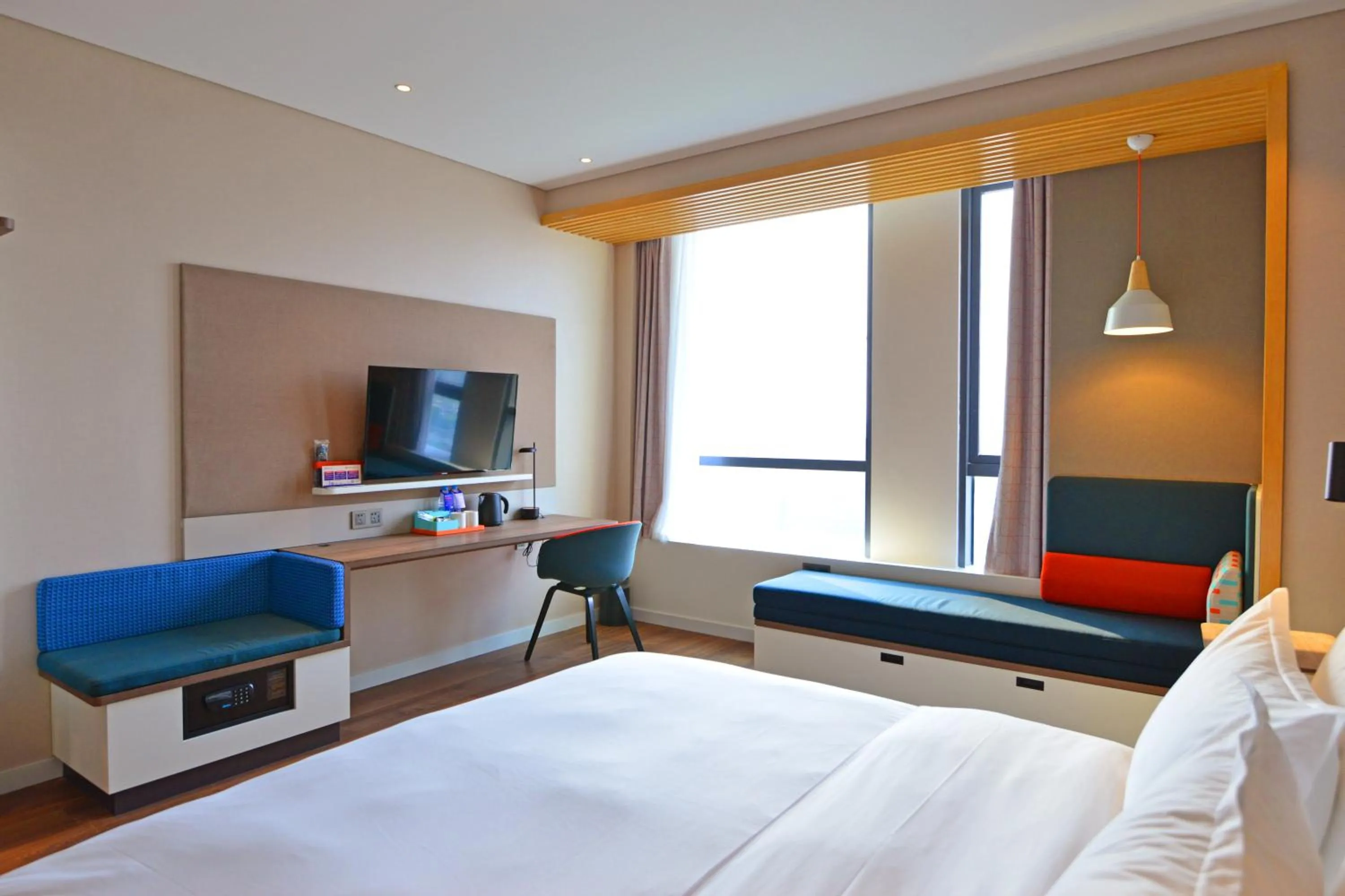 Photo of the whole room, Bed in Holiday Inn Express Hangzhou Binjiang Aoti by IHG