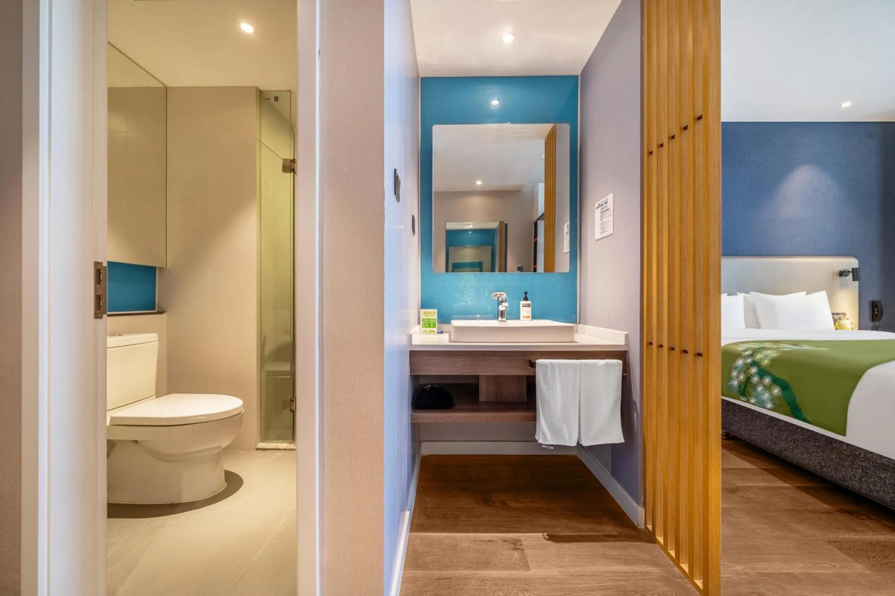 Toilet, Bed in Holiday Inn Express Hangzhou Binjiang Aoti by IHG