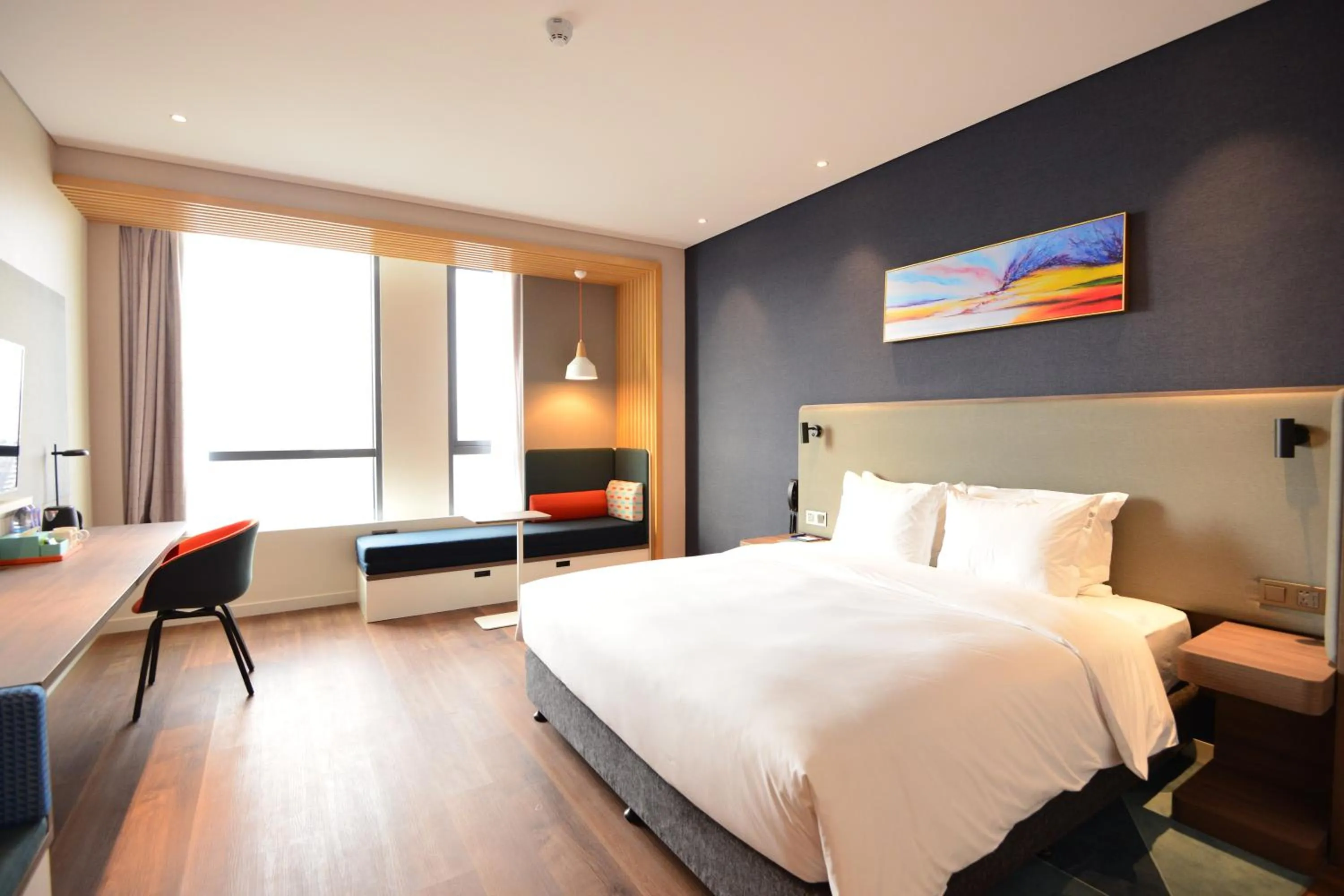 Photo of the whole room, Bed in Holiday Inn Express Hangzhou Binjiang Aoti by IHG