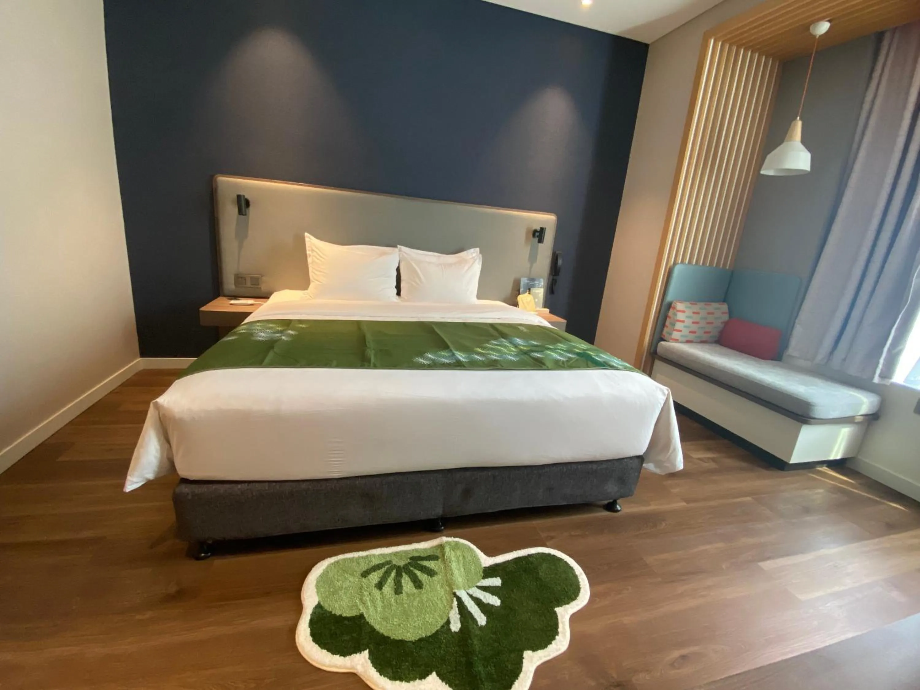 Bed in Holiday Inn Express Hangzhou Binjiang Aoti by IHG