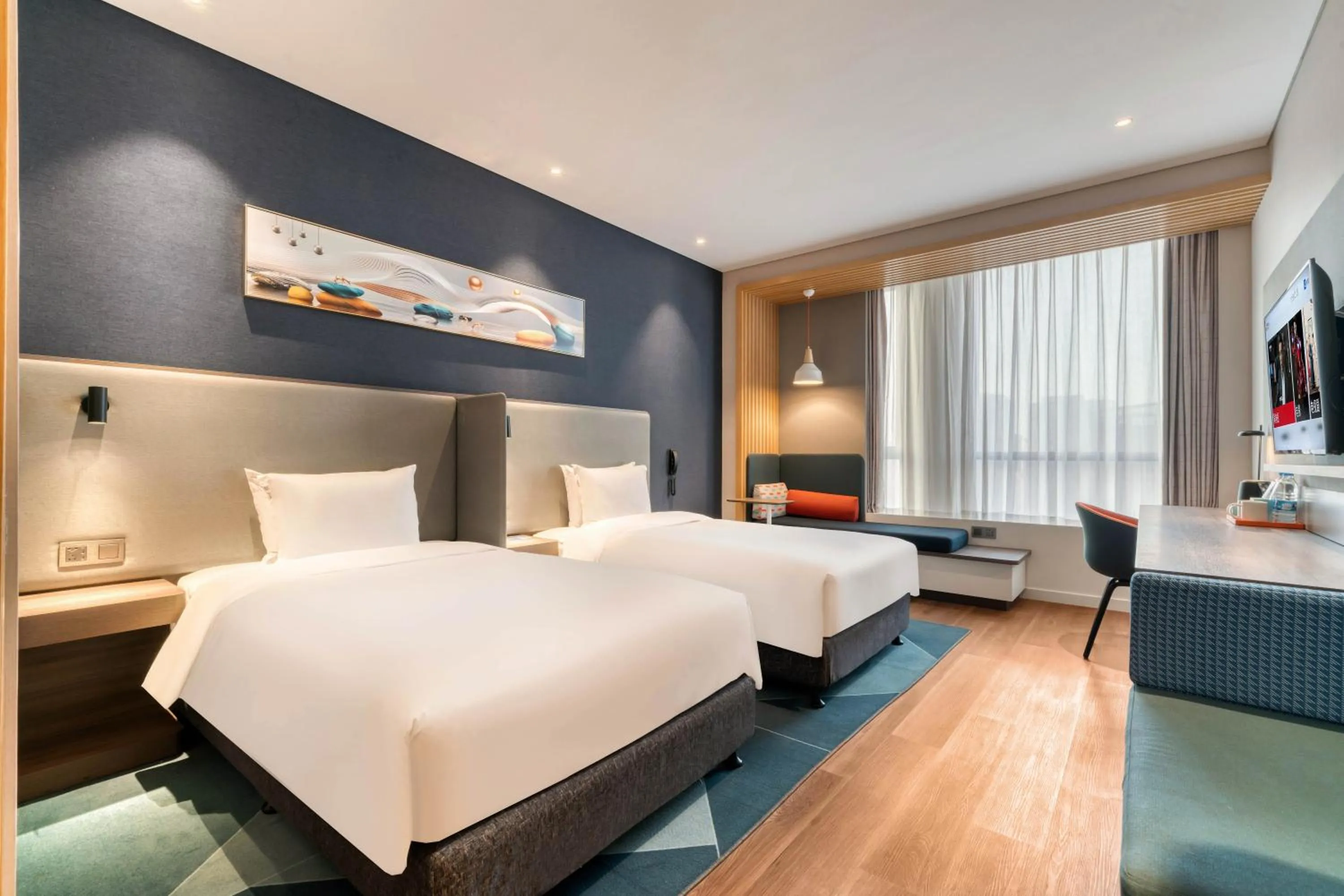 Photo of the whole room, Bed in Holiday Inn Express Hangzhou Binjiang Aoti by IHG