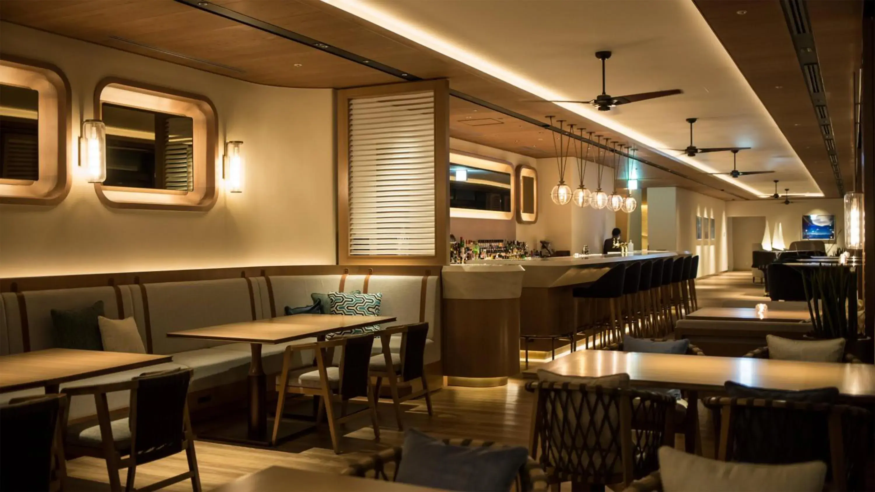 Lounge or bar in InterContinental Yokohama Pier 8 by IHG Lounge or bar in InterContinental Yokohama Pier 8 by IHG