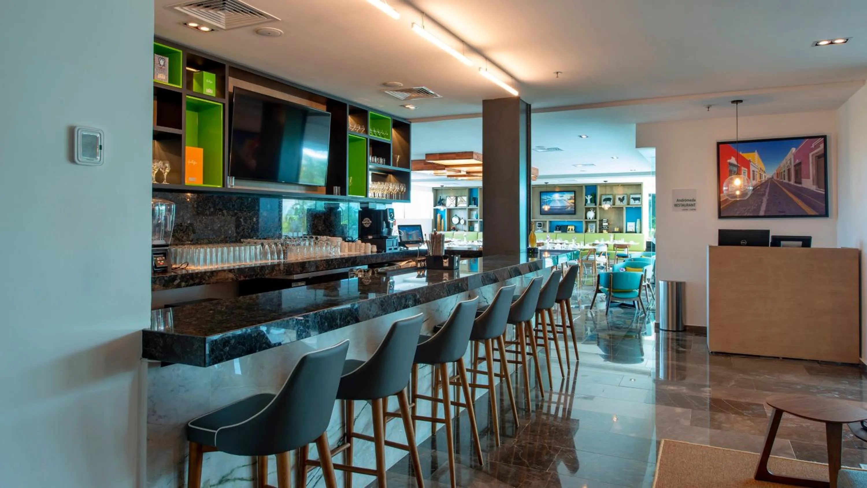 Lounge or bar in Holiday Inn & Suites - Merida La Isla by IHG