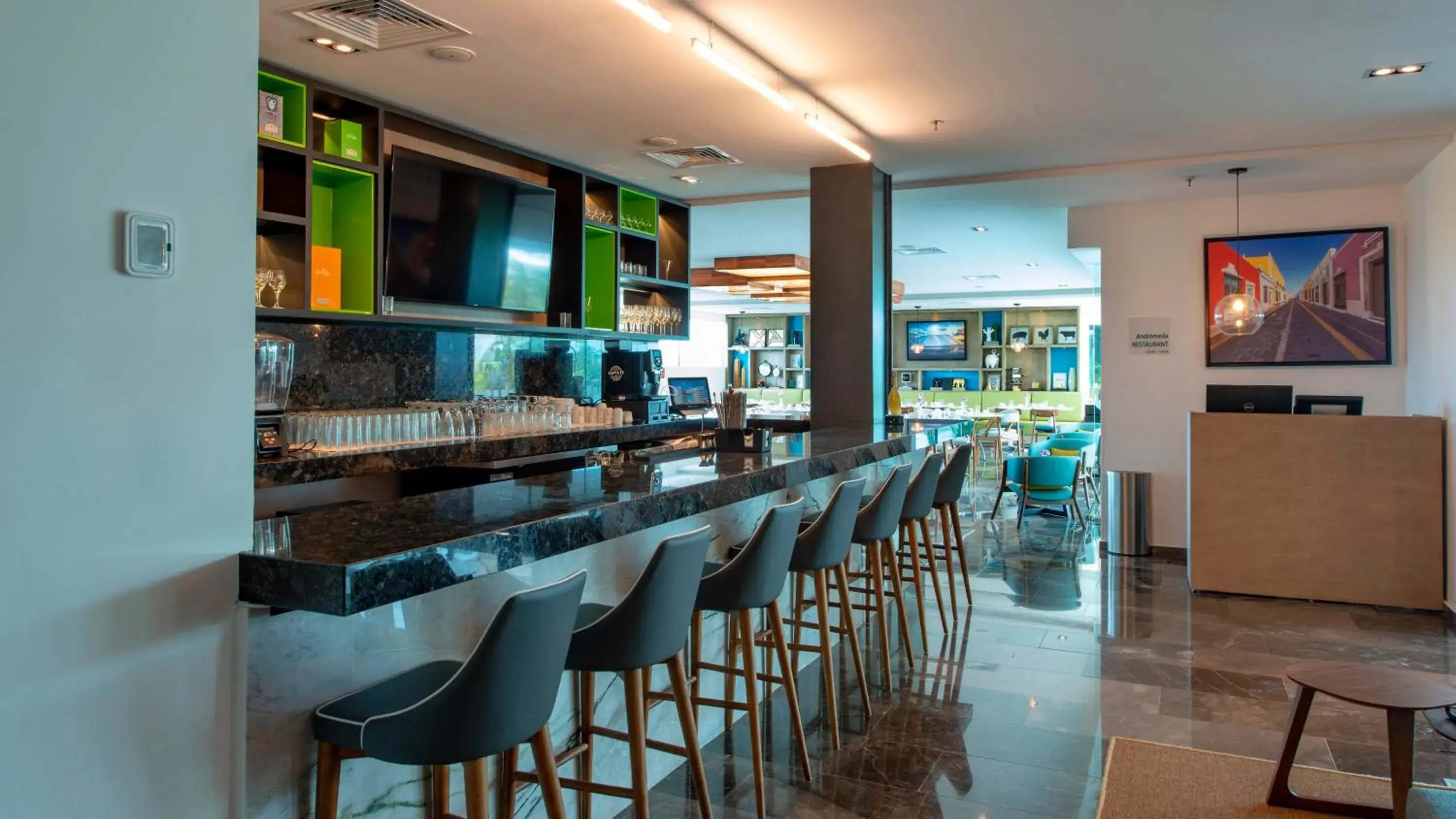 Lounge or bar in Holiday Inn & Suites - Merida La Isla by IHG Lounge or bar in Holiday Inn & Suites - Merida La Isla by IHG