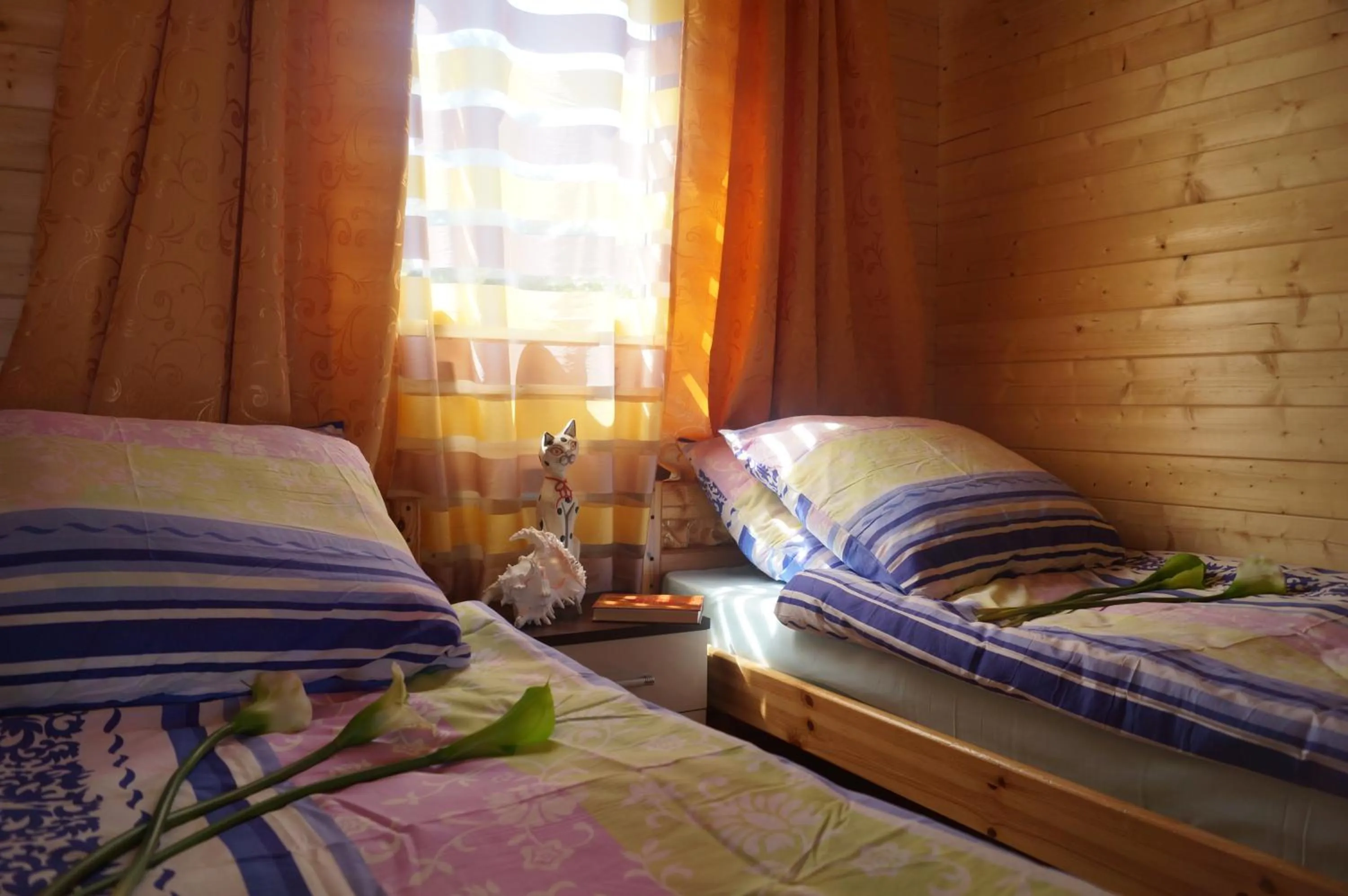 Bedroom, Bed in Onyx