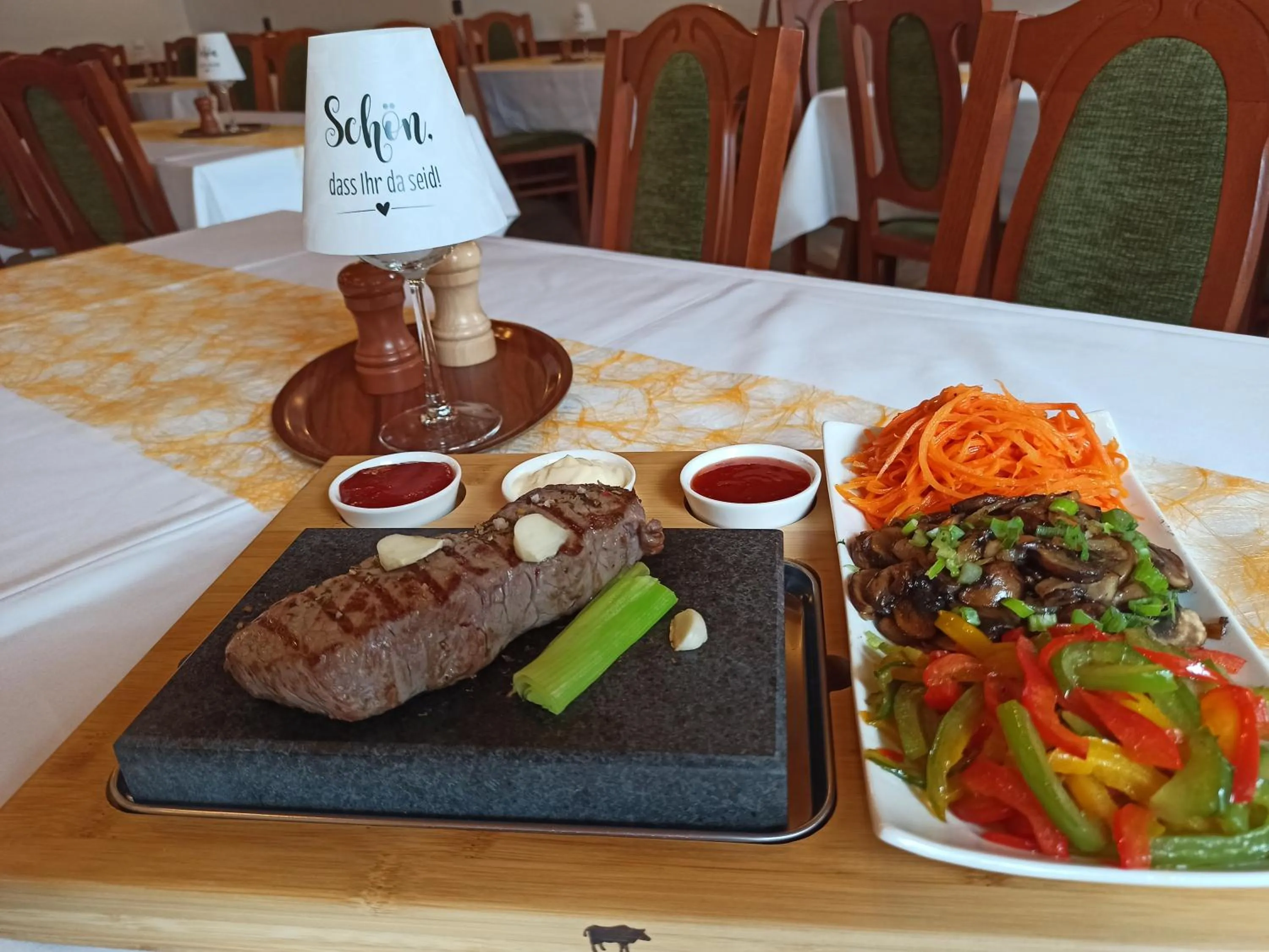 Restaurant/places to eat in Schwarzes Ross Hotel & Restaurant Oberwiesenthal