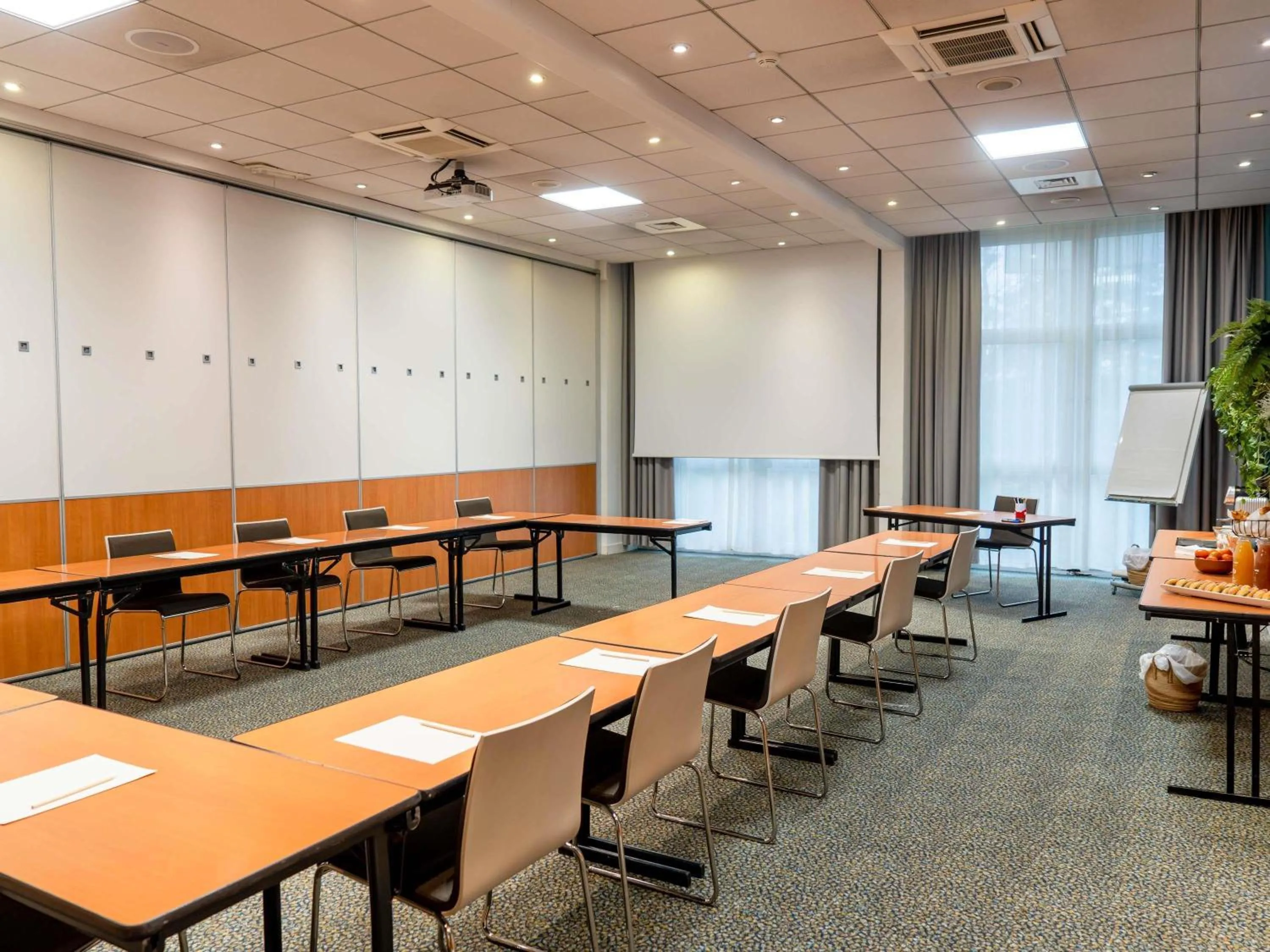 Meeting/conference room in Novotel Orléans Chemins De Sologne Demeures De Campagne