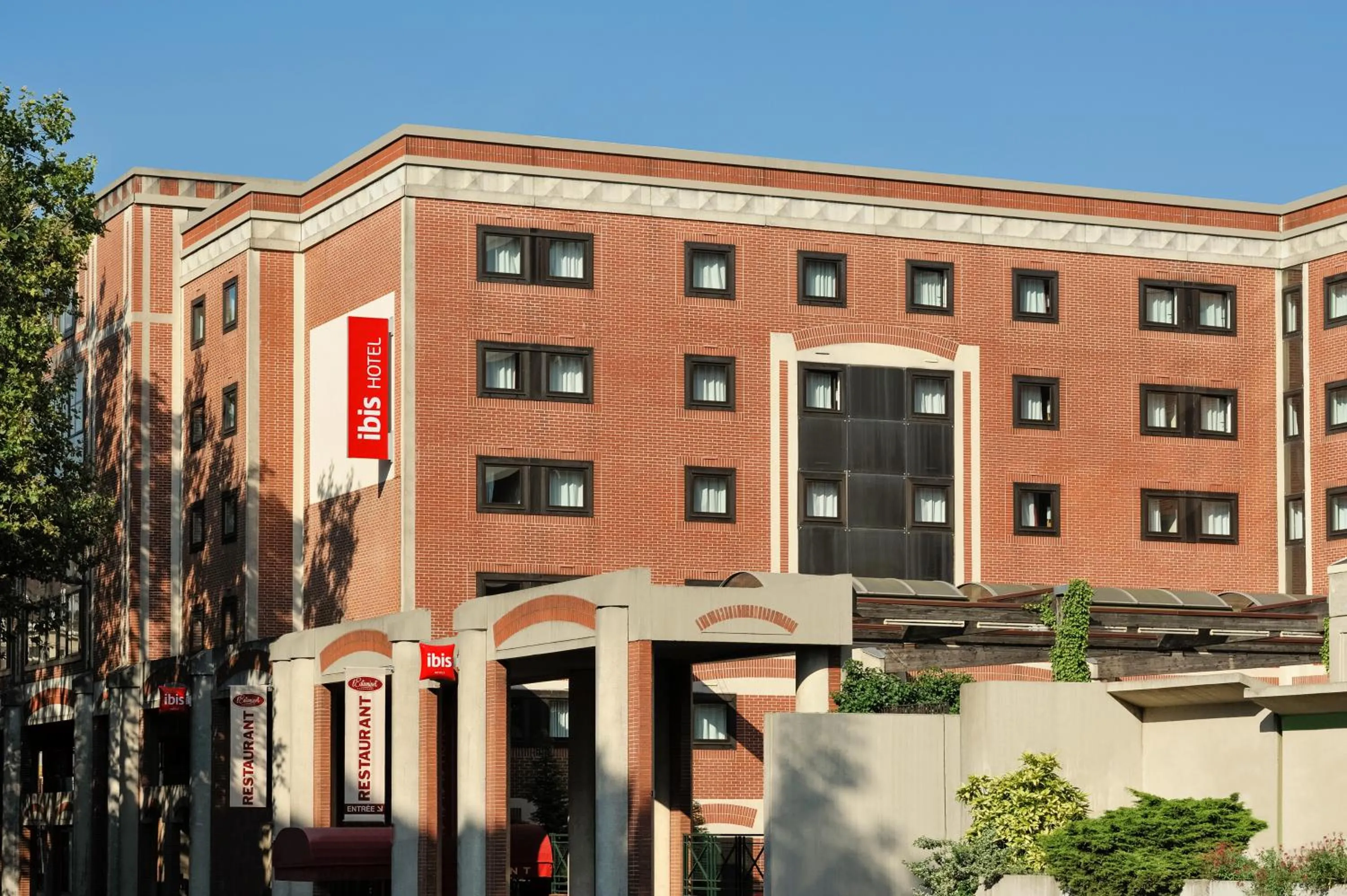 Facade/entrance in ibis Lille Centre Gares