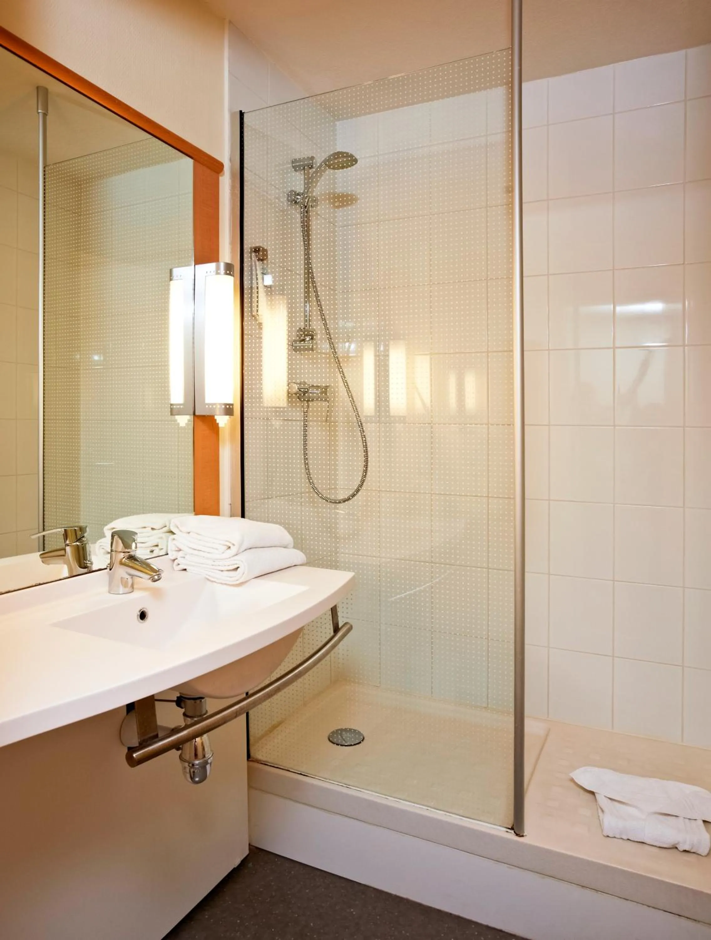 Bathroom in ibis Lille Centre Gares